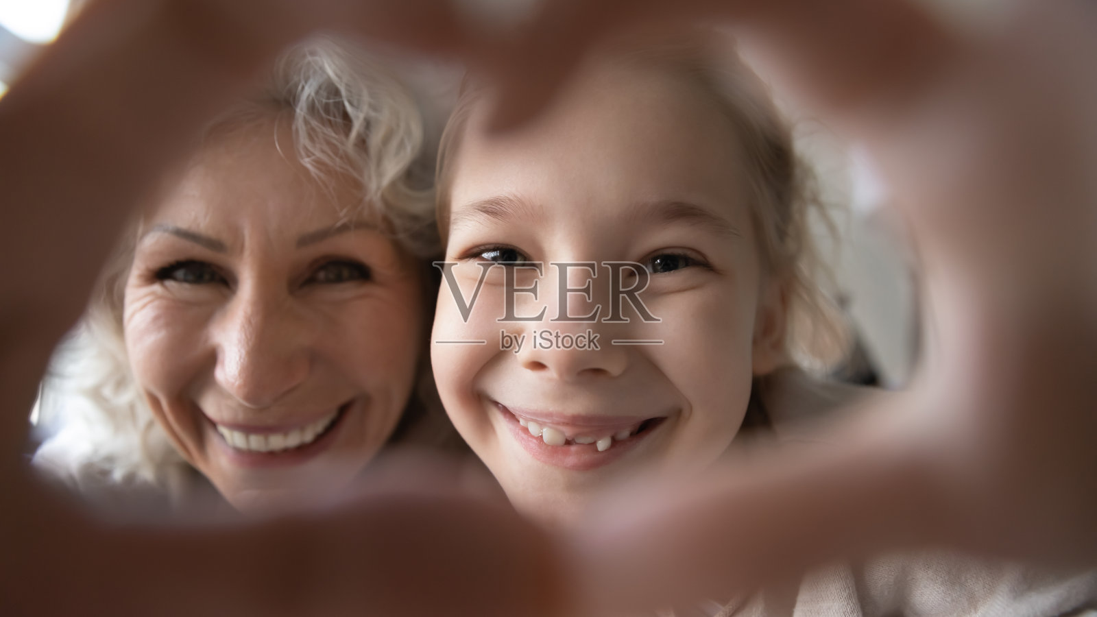 靠近快乐成熟的奶奶和孙女展示内心的姿态照片摄影图片