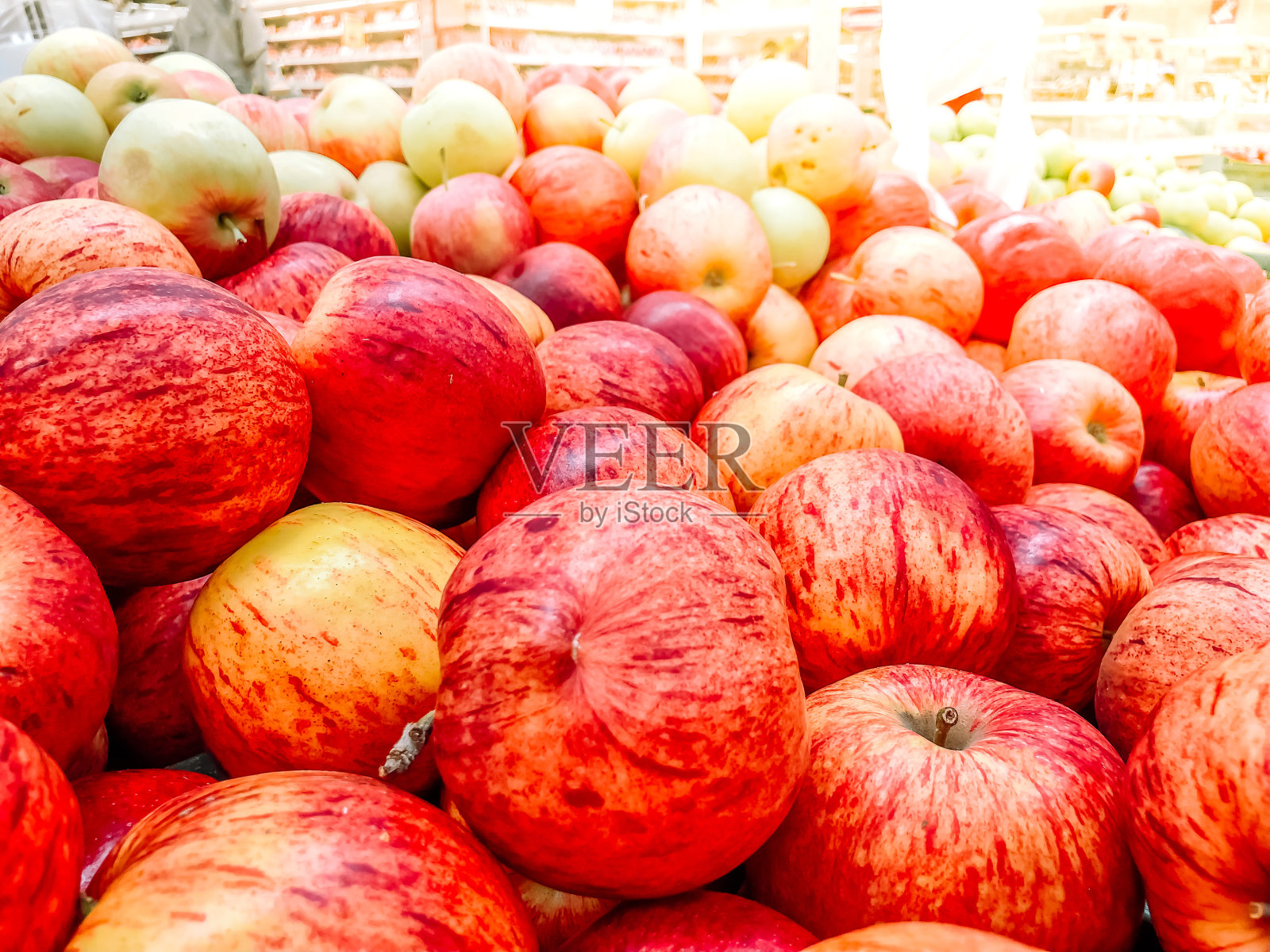 超市里卖的夏天红苹果照片摄影图片