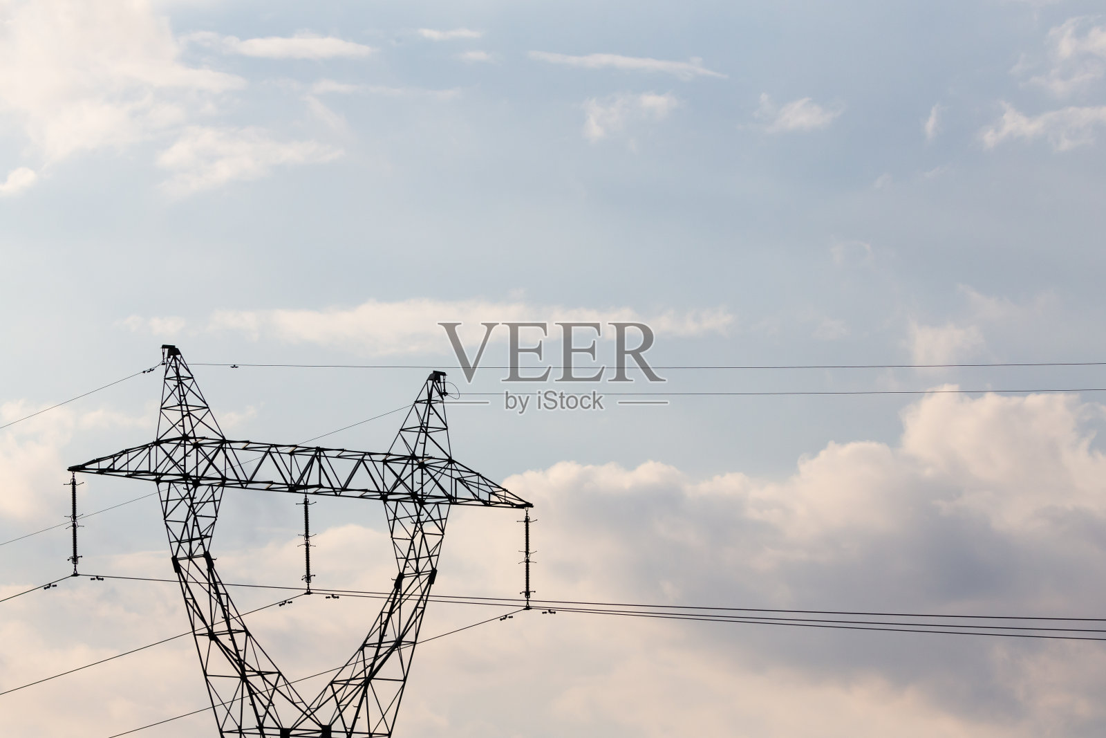 蓝天背景下的高压电缆塔照片摄影图片