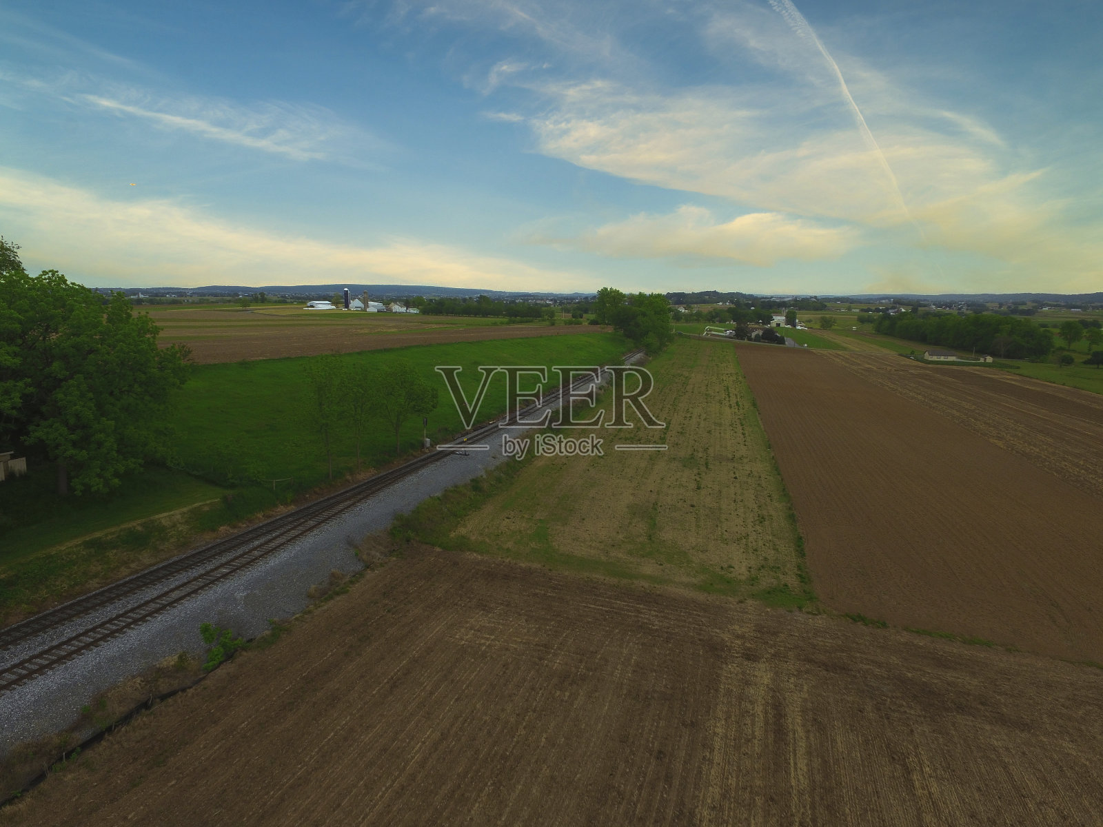 鸟瞰图宾夕法尼亚州农村与铁路轨道照片摄影图片
