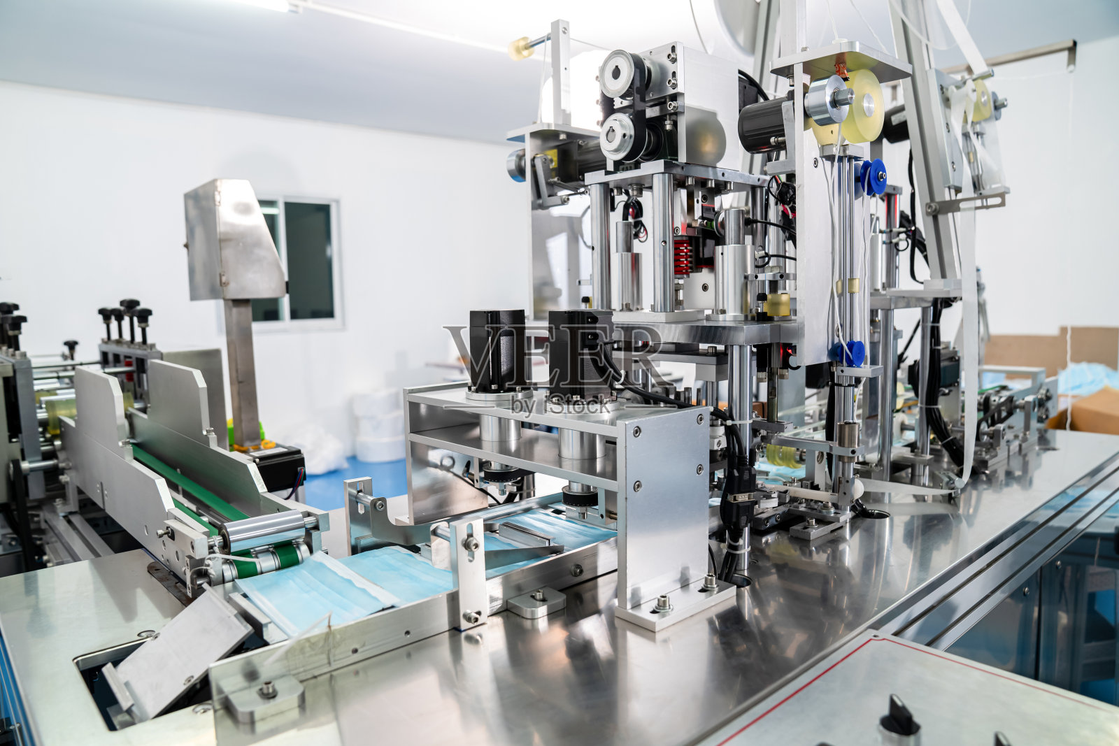 现代化的口罩生产线工厂照片摄影图片