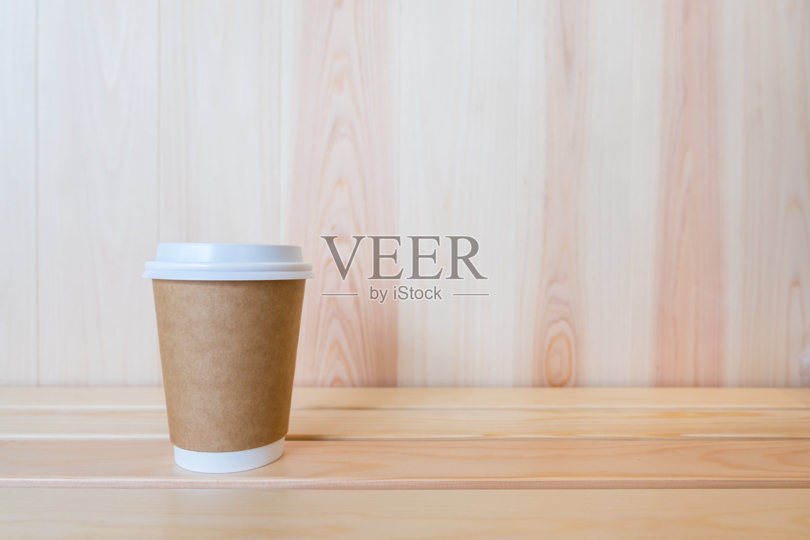 特写外卖纸杯热咖啡在木桌与复印空间。照片摄影图片