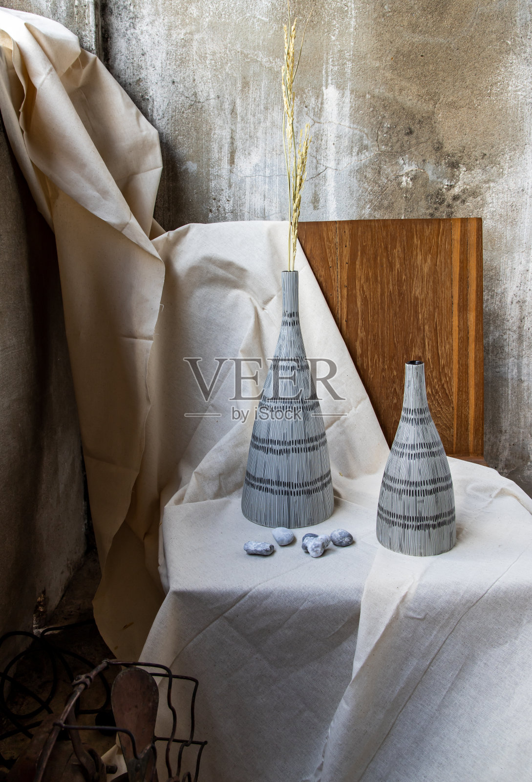 木椅上手工制作的双陶瓷花瓶。照片摄影图片