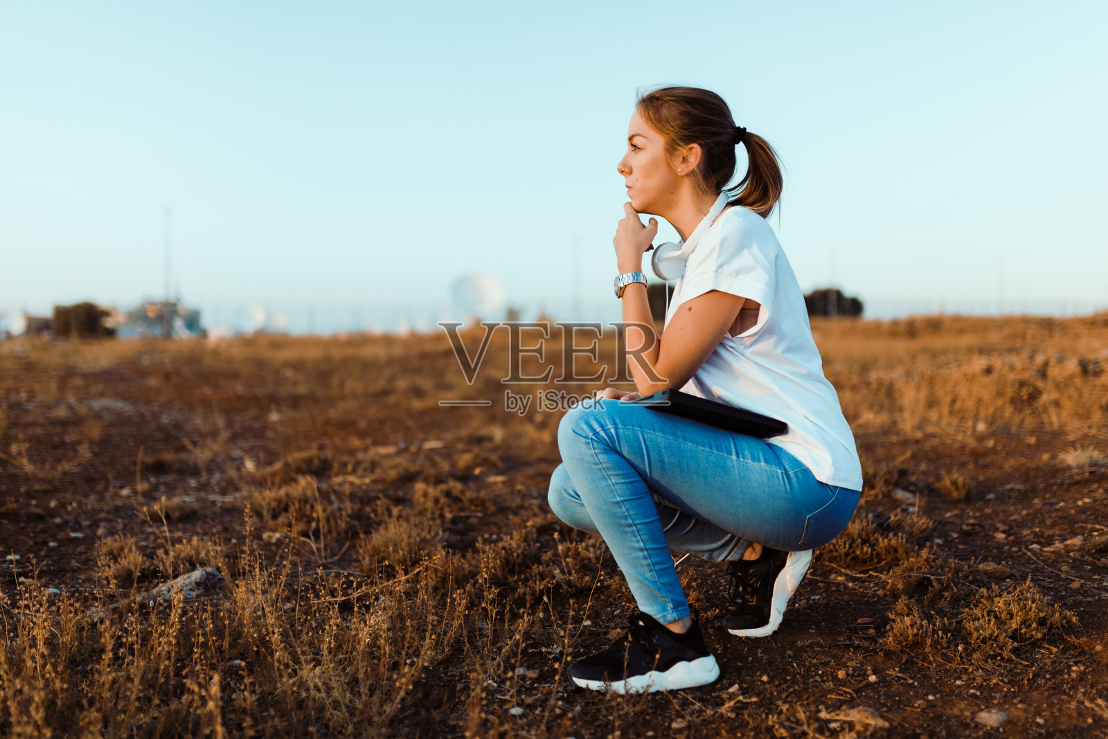 一个年轻女子用她的笔记本电脑监听外部通讯照片摄影图片