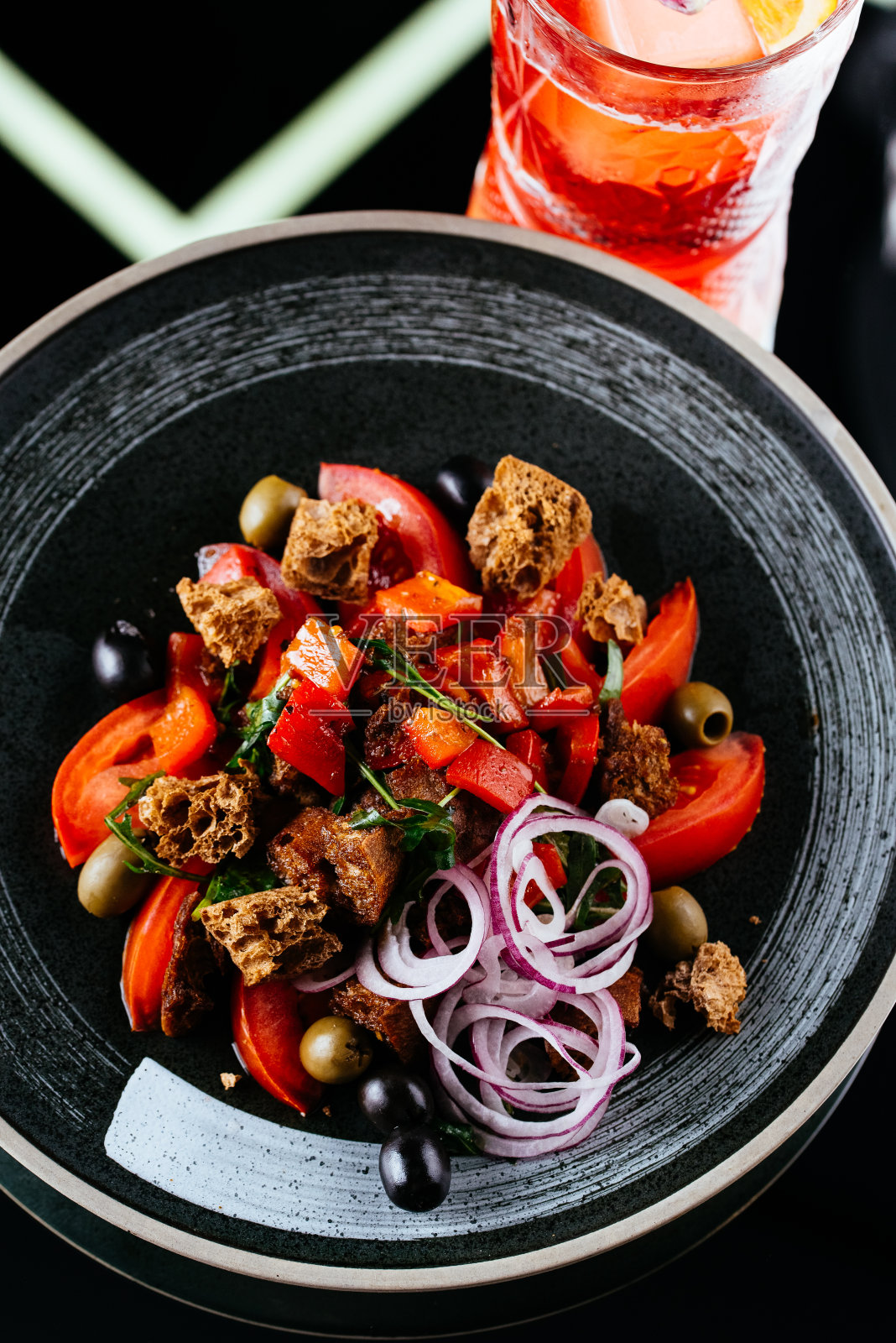 黑色背景上的新鲜蔬菜沙拉照片摄影图片