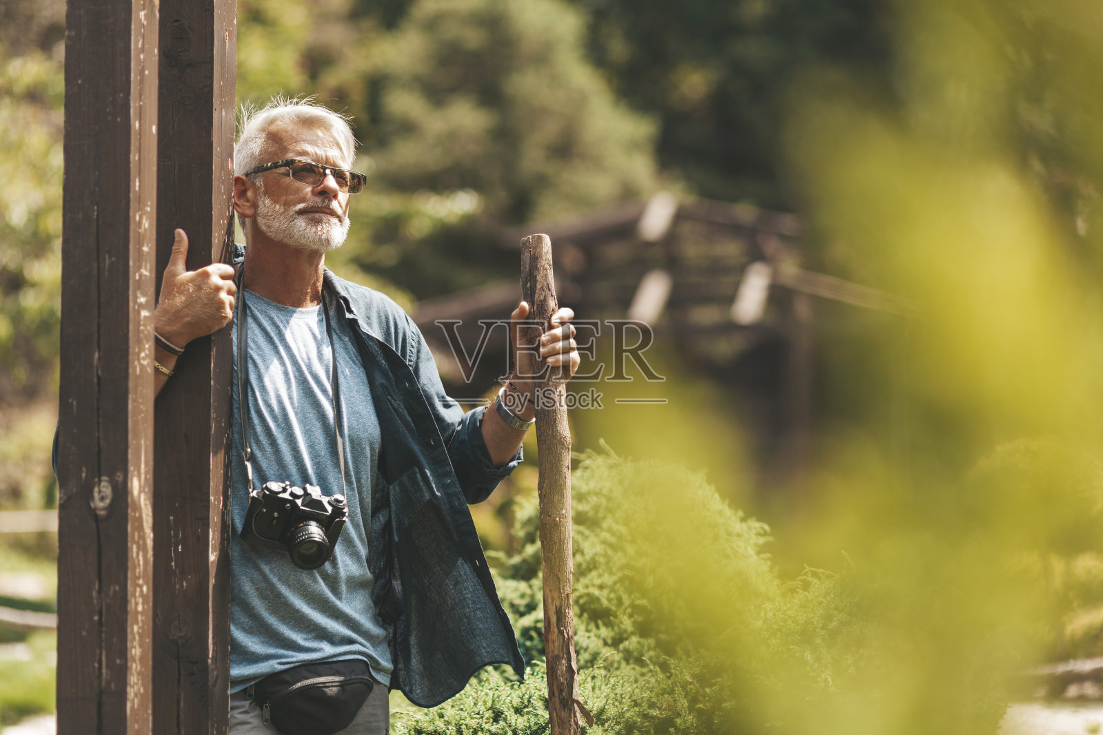 一个沉思的成熟的人思考人生。独自思考，周末度假照片摄影图片
