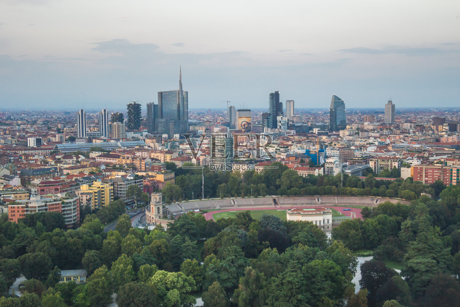 从托雷布兰卡，布兰卡塔，米兰天际线，伦巴第，意大利照片摄影图片
