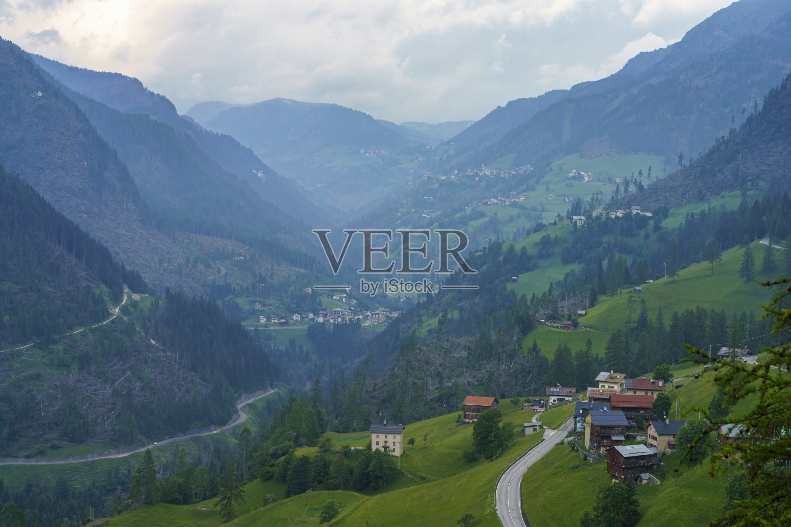 通往圣卢西亚的山路上的山景照片摄影图片