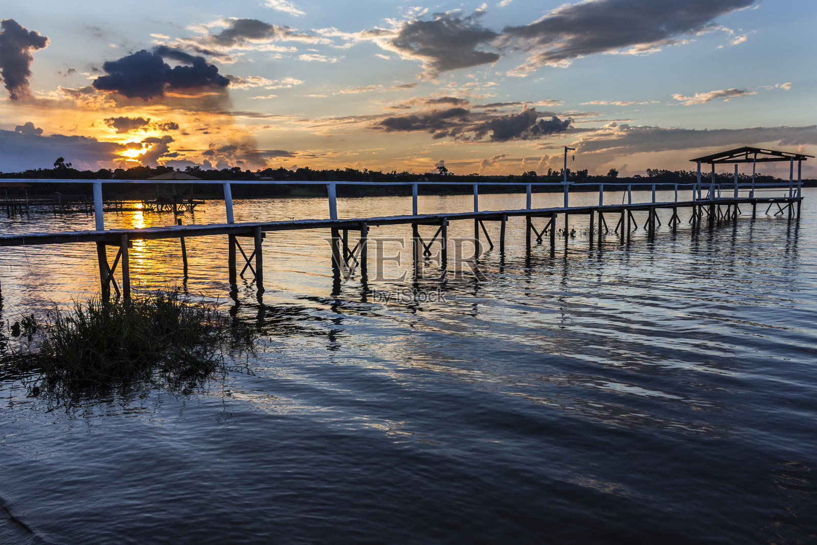 日落背景下的巴西湖边码头照片摄影图片