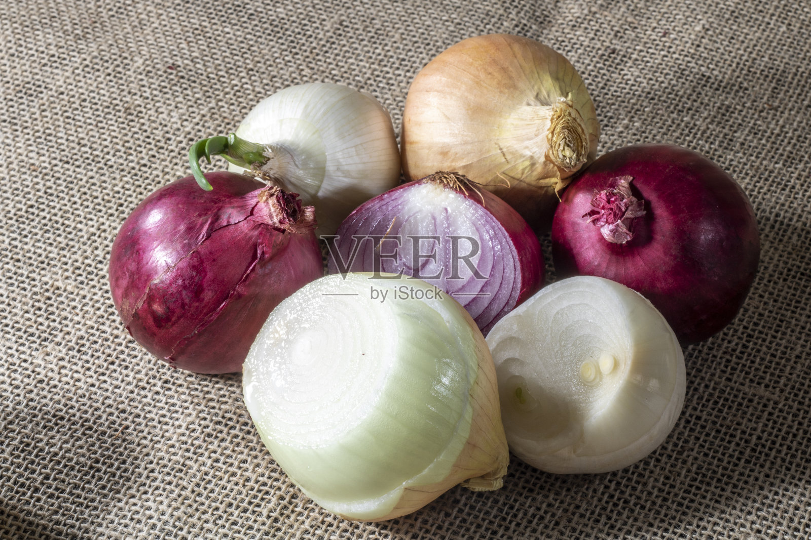 巴西白色背景上的红色、黄色和白色洋葱照片摄影图片