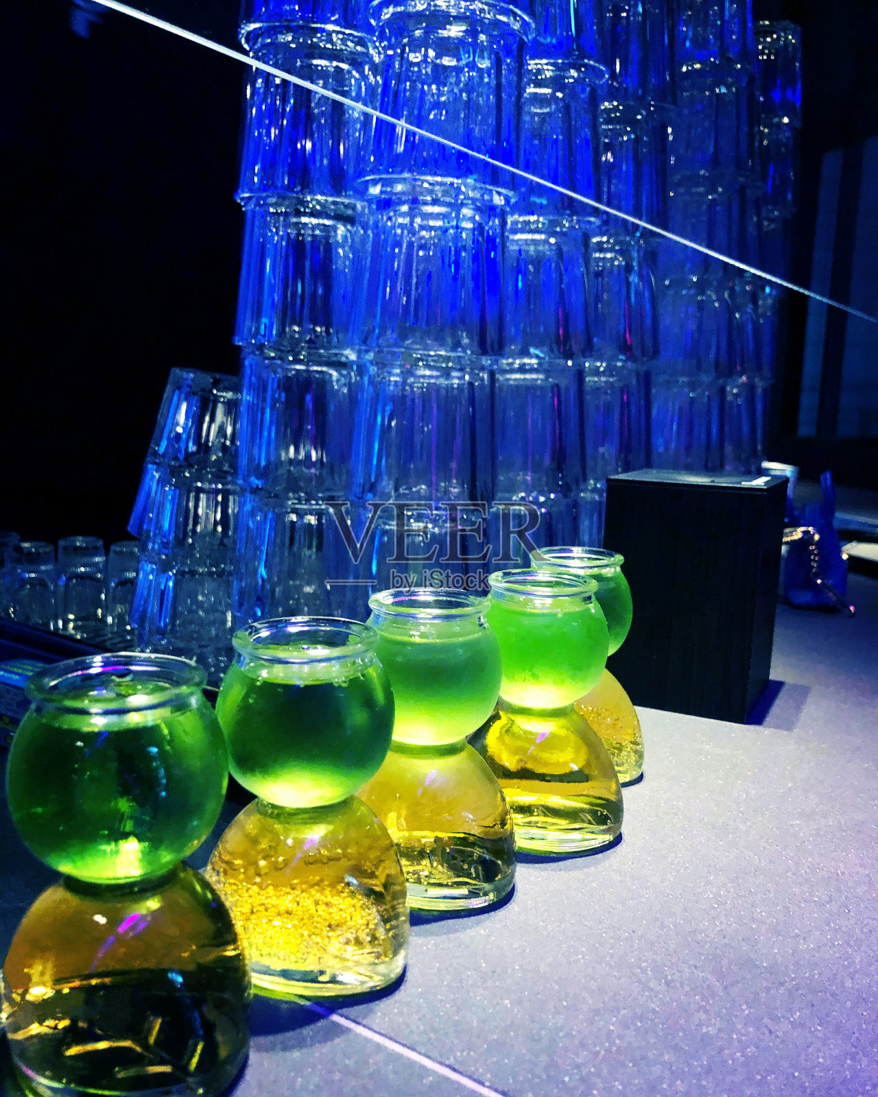 酒吧在晚上照片摄影图片