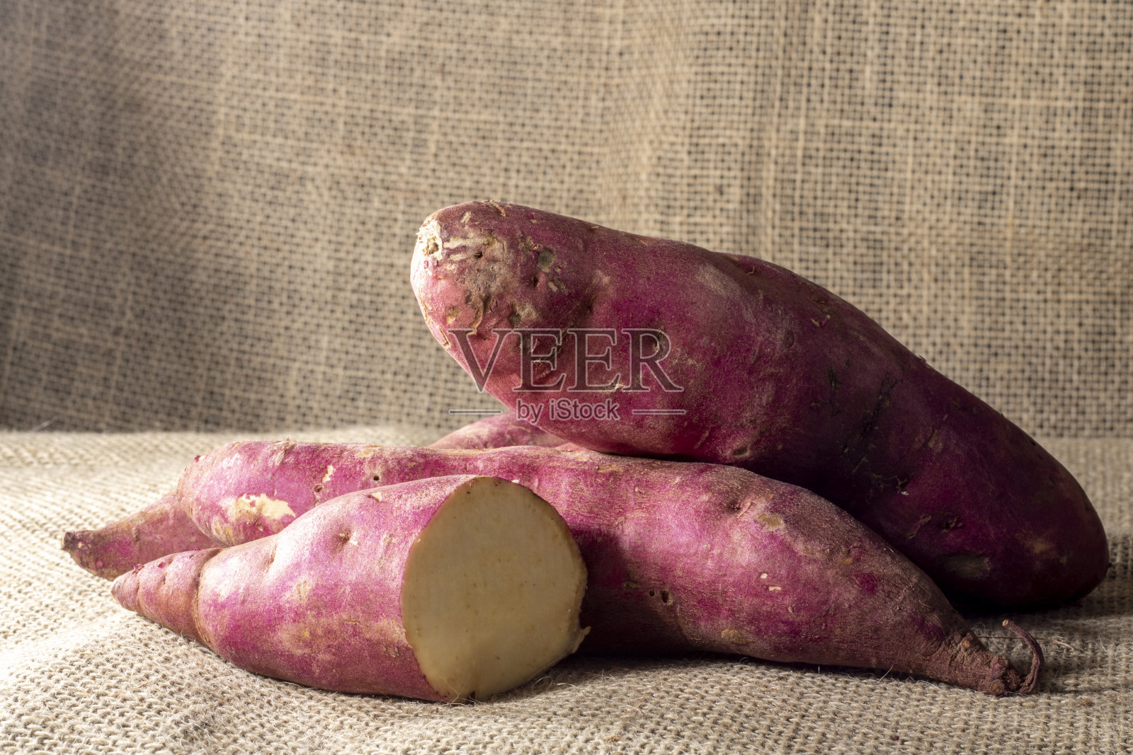 红薯堆在巴西黄麻背景上照片摄影图片