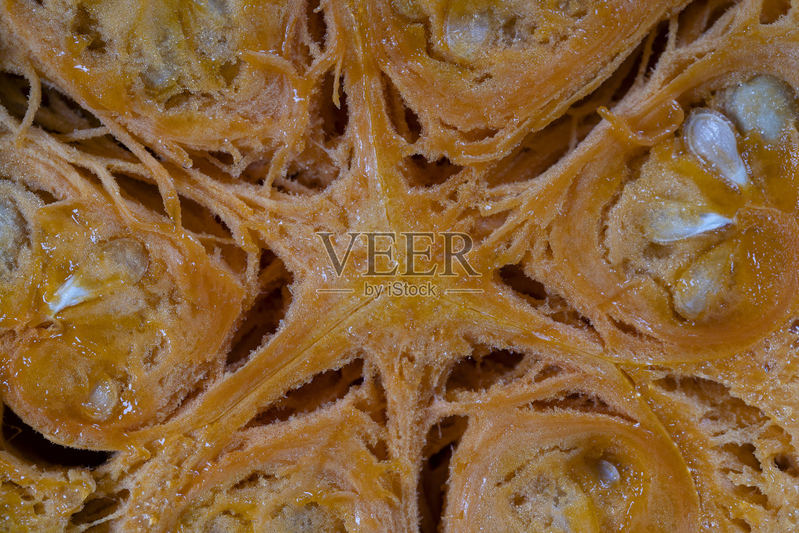 黄色南瓜，切成两半，种子和果肉的质地。南瓜片背景特写，俯视图照片摄影图片