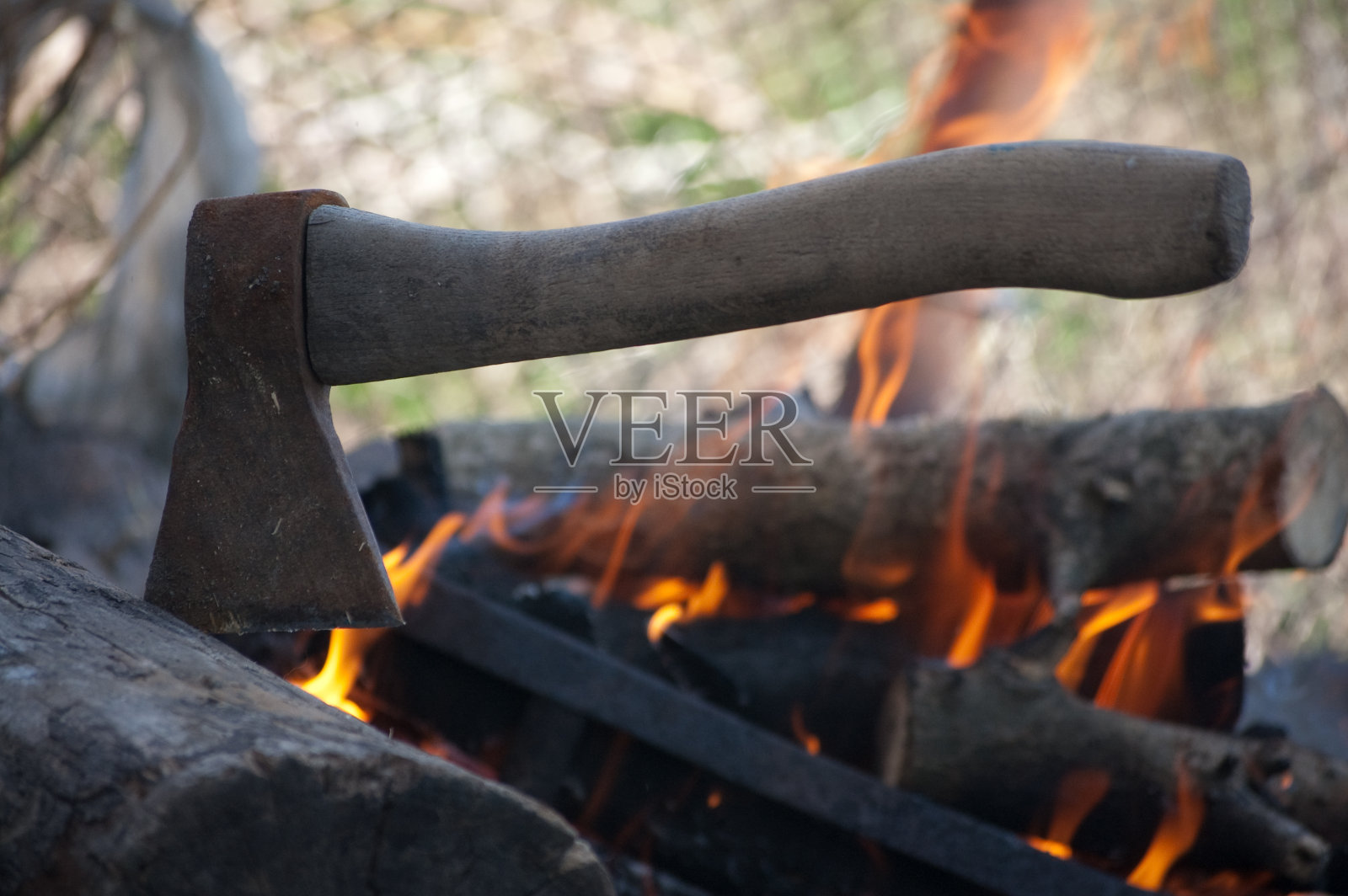 用木柴和斧头在铁炉里点燃篝火照片摄影图片