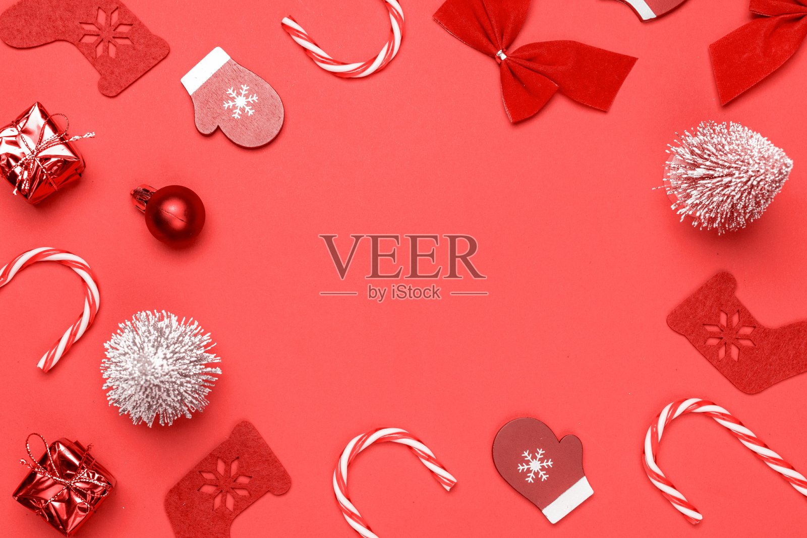 冬天的旗帜。袜子，礼物，冬天的树，丝带和蝴蝶结的形状框架在红色的背景贺卡。副本的空间。寒假，新年。照片摄影图片