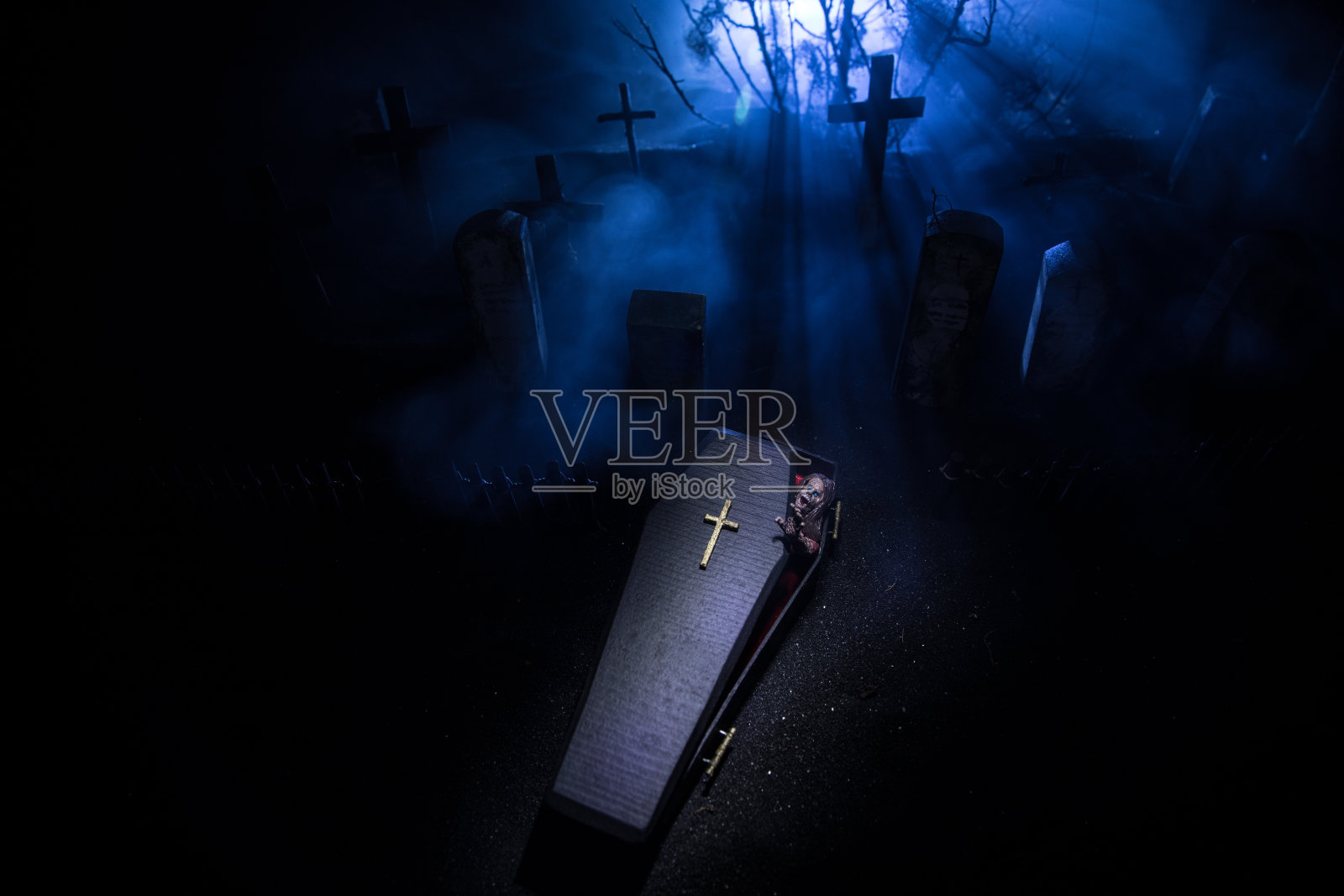 可怕的僵尸在墓地的死树，月亮，教堂和阴森森的天空与雾，恐怖的万圣节概念与发光的南瓜。有选择性的重点照片摄影图片