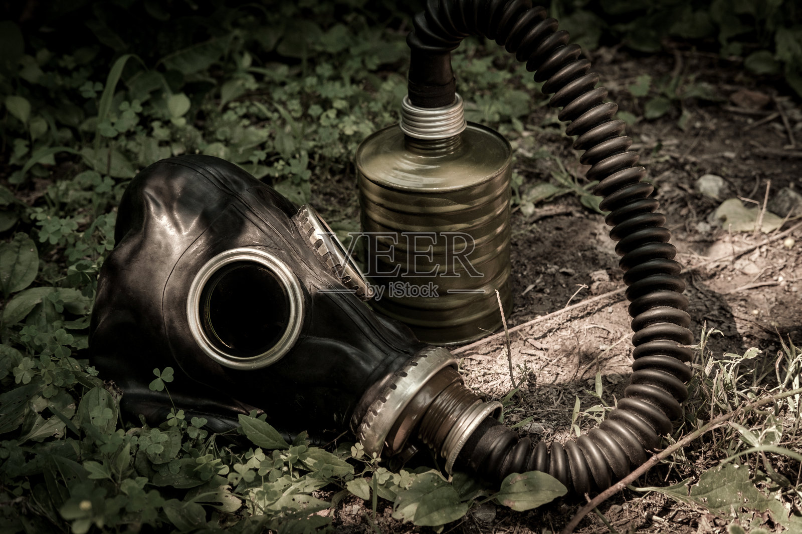 废弃的苏联防毒面具照片摄影图片