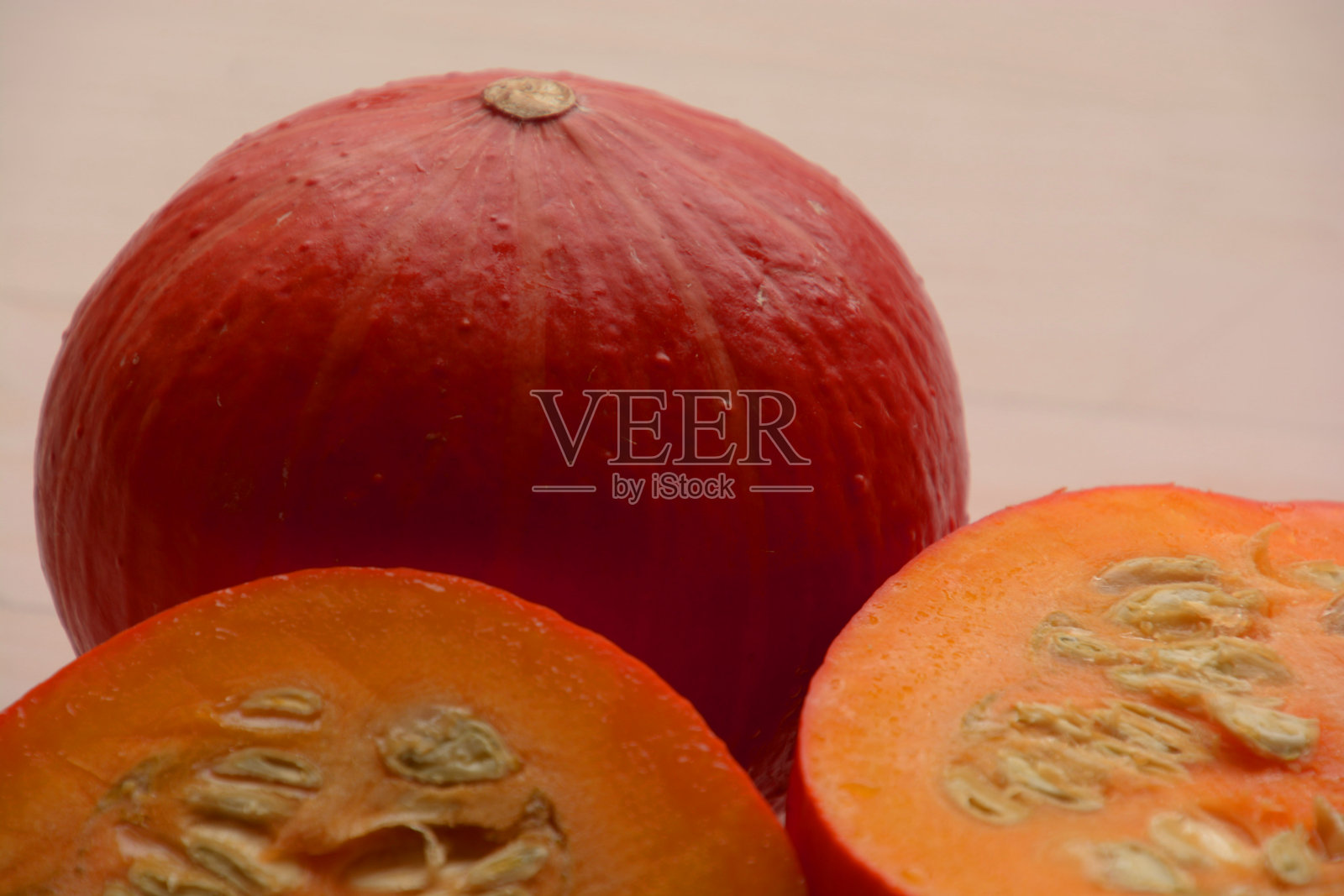 红色的北海道近景与种子和多汁的果肉照片摄影图片