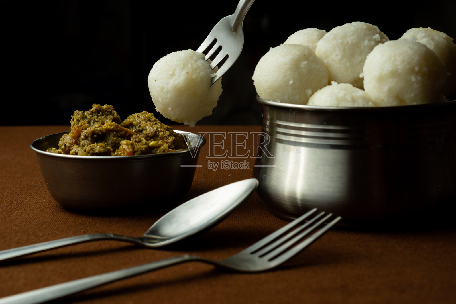 桌上放着粽子和咖喱鸡照片摄影图片