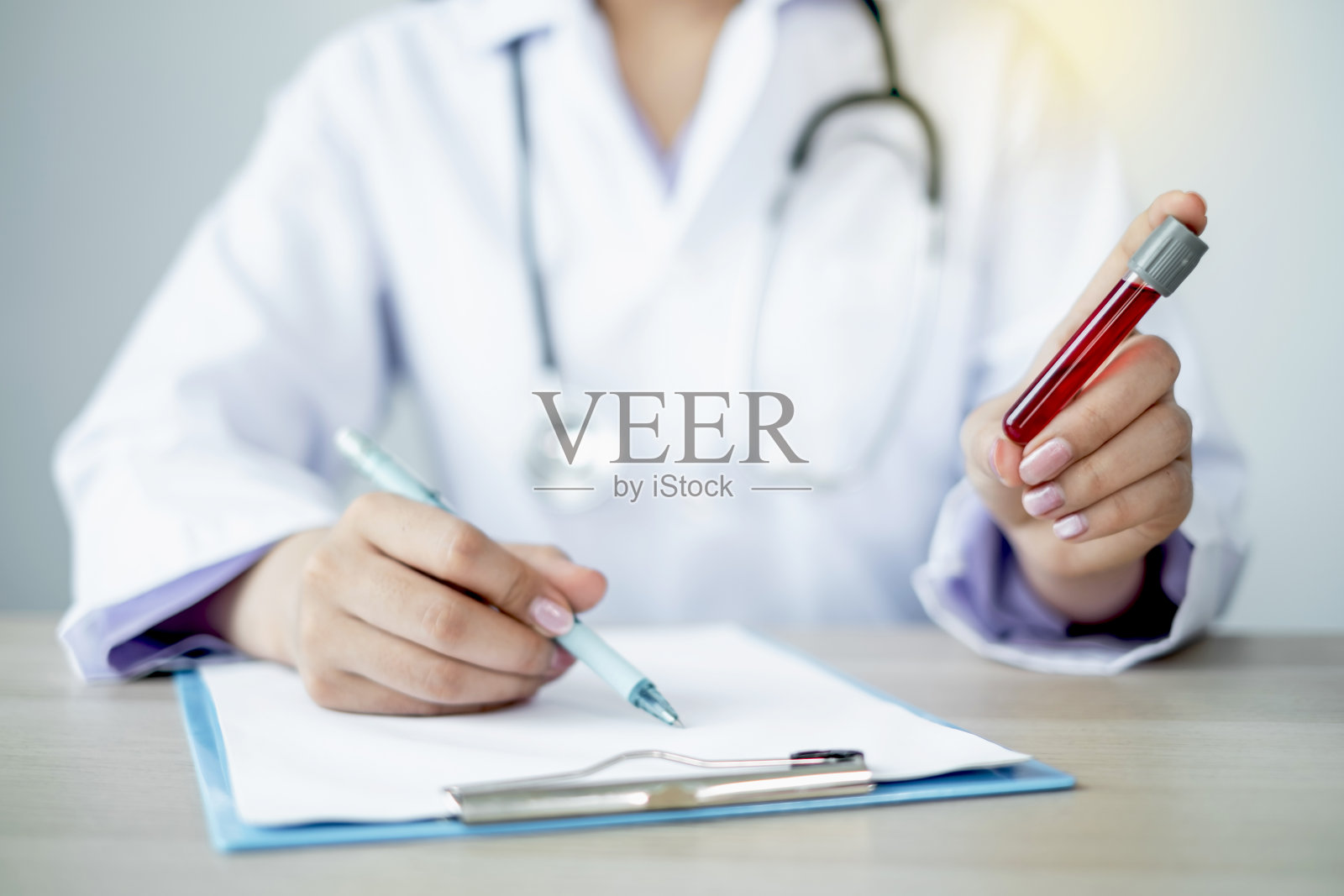 医生手拿冠状病毒检测管图片照片摄影图片