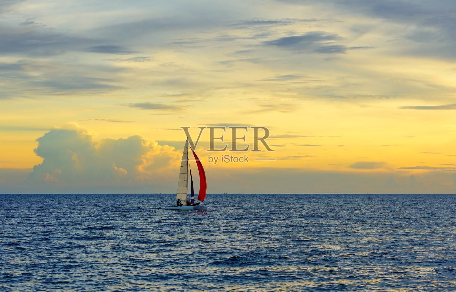 日落时海上的游艇。照片摄影图片