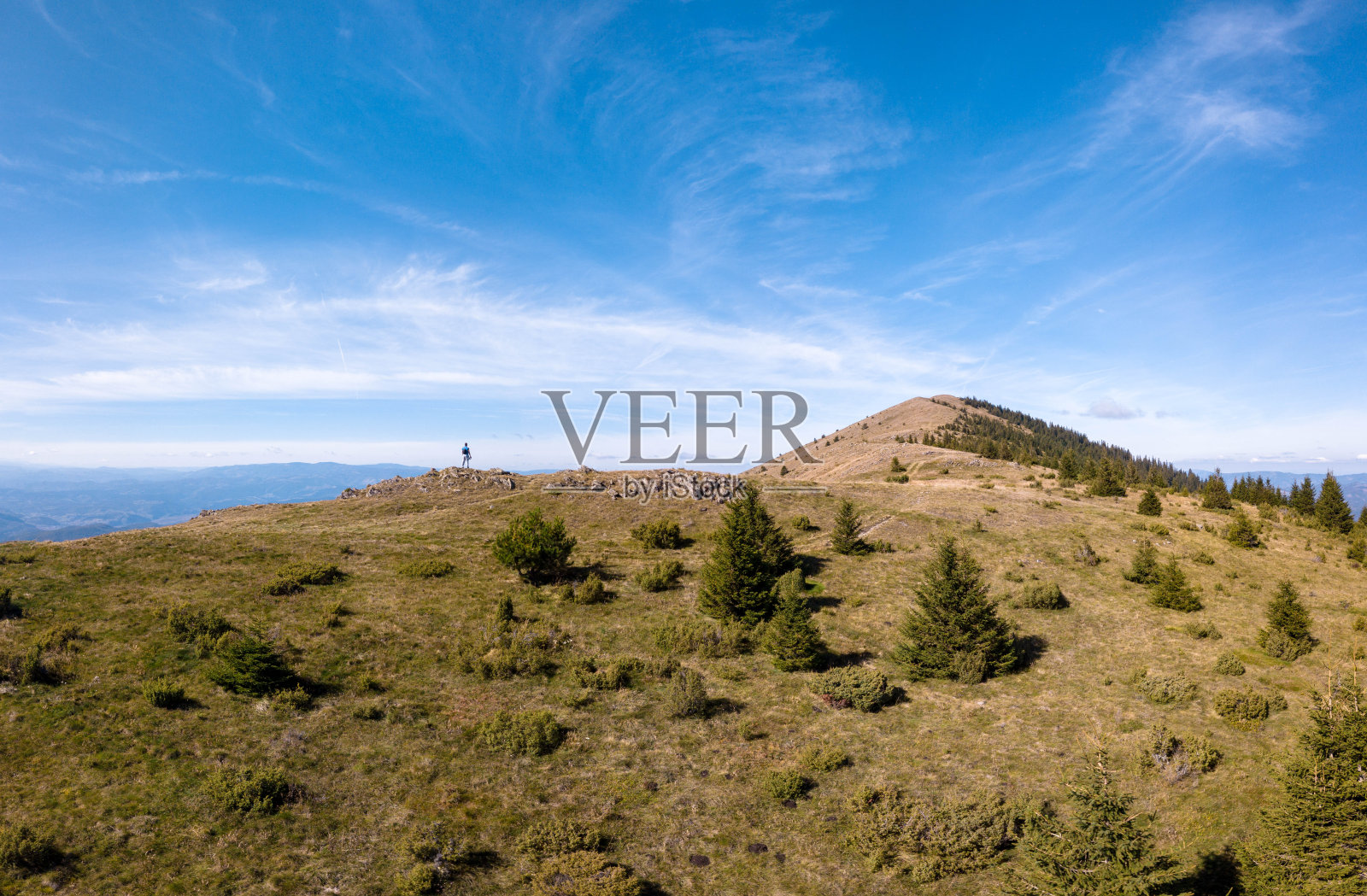 山顶上的徒步旅行者照片摄影图片