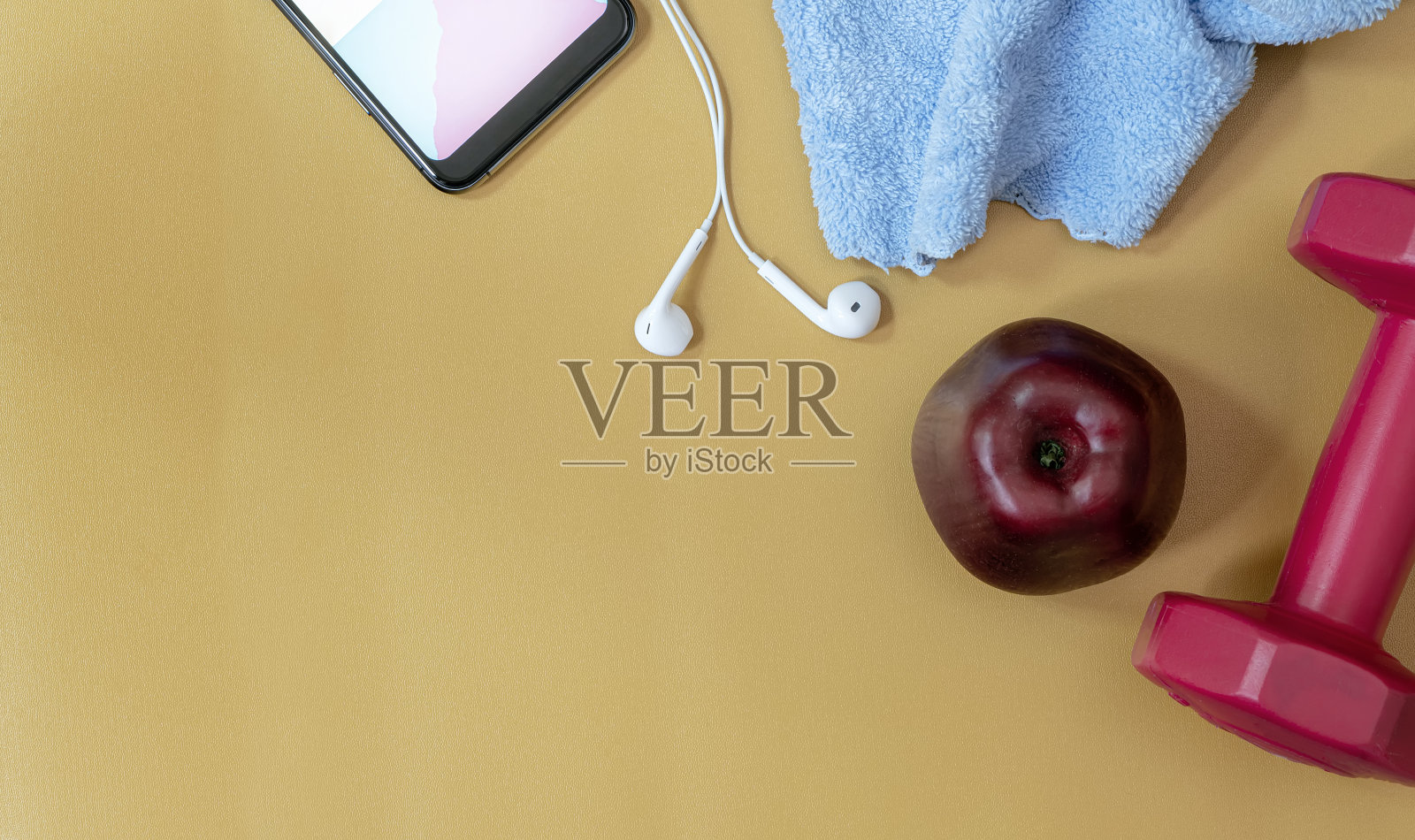 智能手机和健身设备，黄色背景，复制空间。照片摄影图片