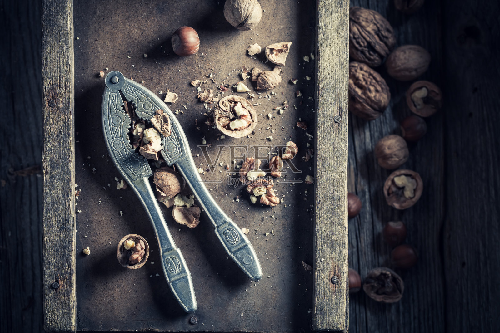 俯视图的坚果和老胡桃夹照片摄影图片