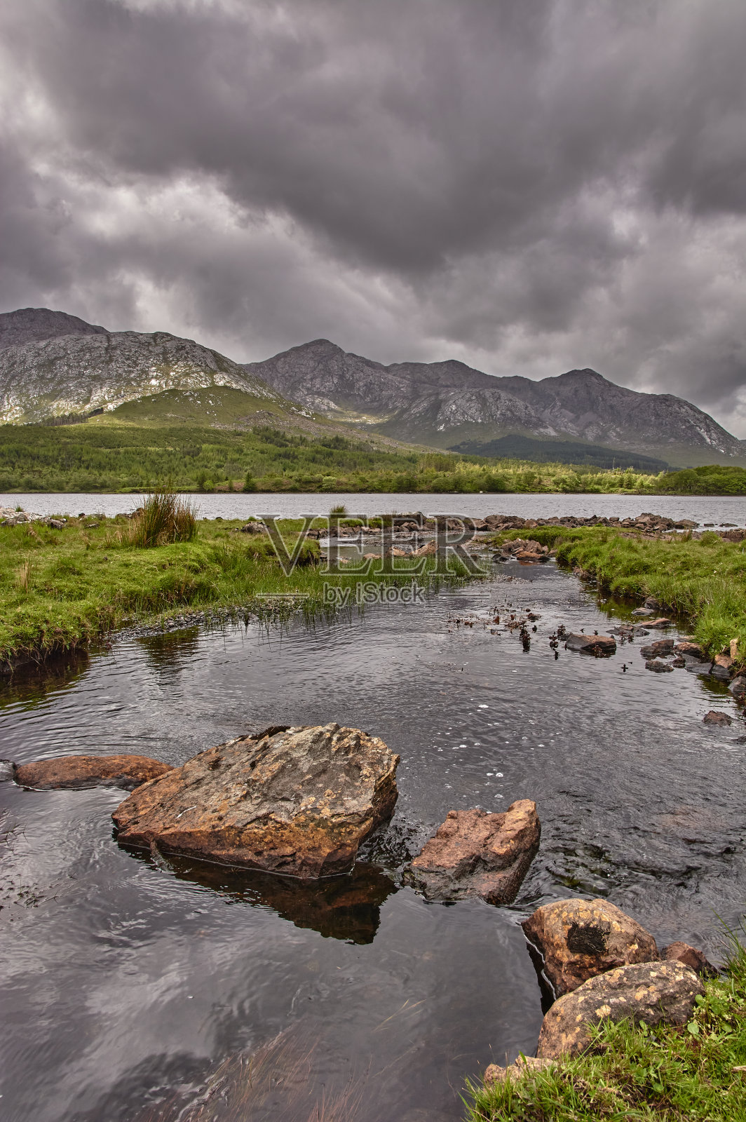 爱尔兰康尼马拉国家公园美丽的山湖。爱尔兰康尼马拉国家公园的孤独的山景。照片摄影图片