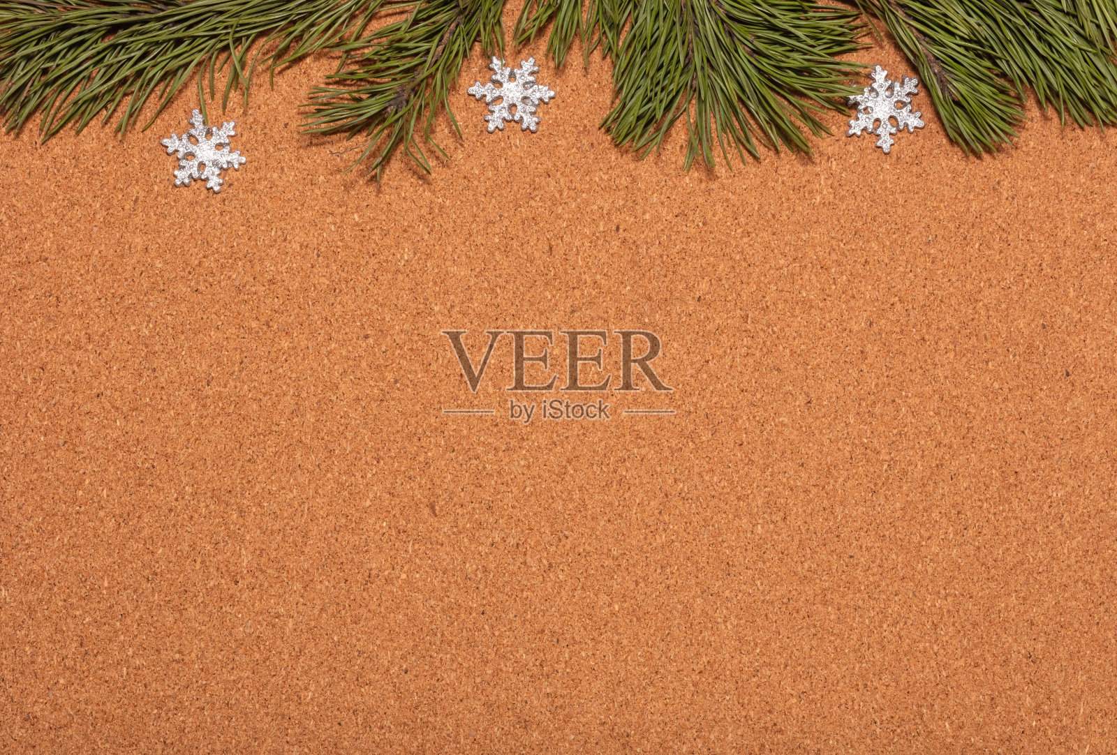 用松枝和雪花装饰的空软木告示板。圣诞、新年喜庆季，经营理念。照片摄影图片