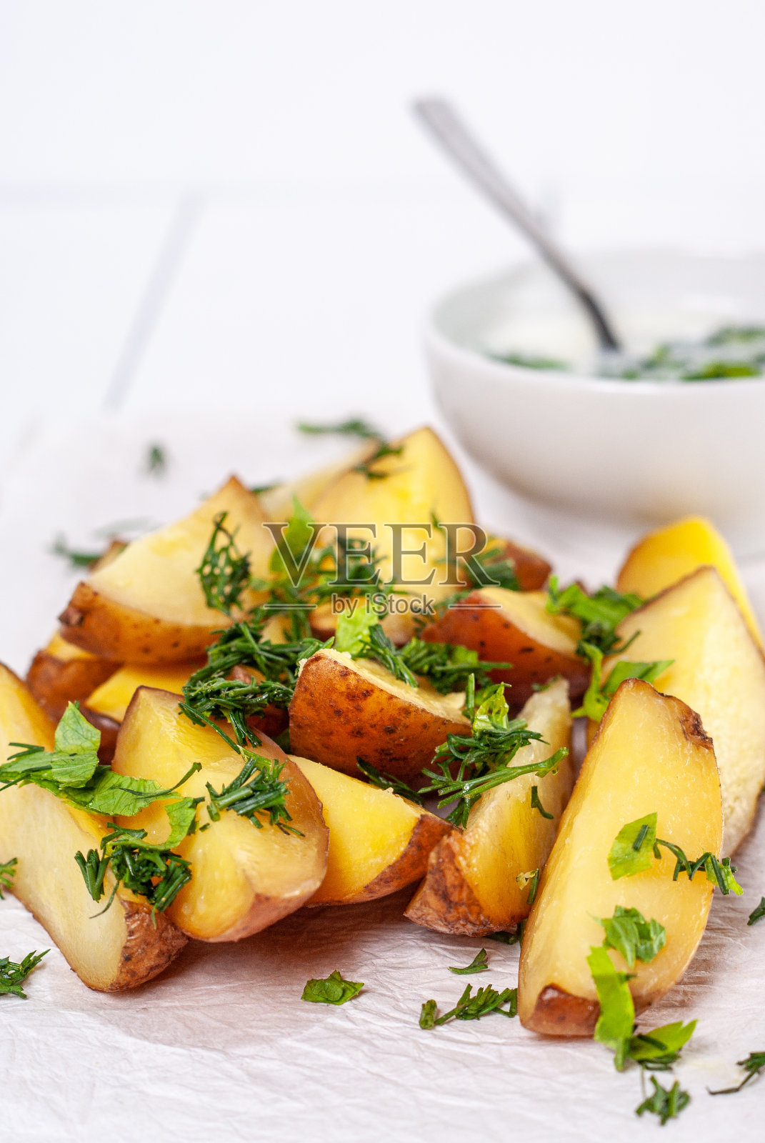 白色背景上的烤土豆照片摄影图片