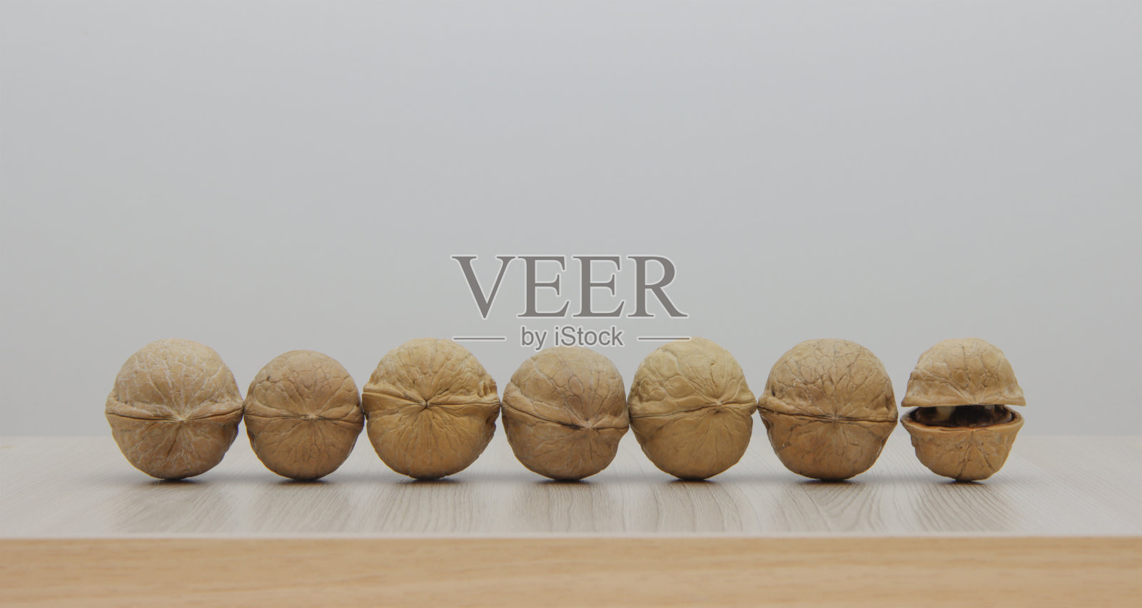 七颗核桃，七种心情。照片摄影图片