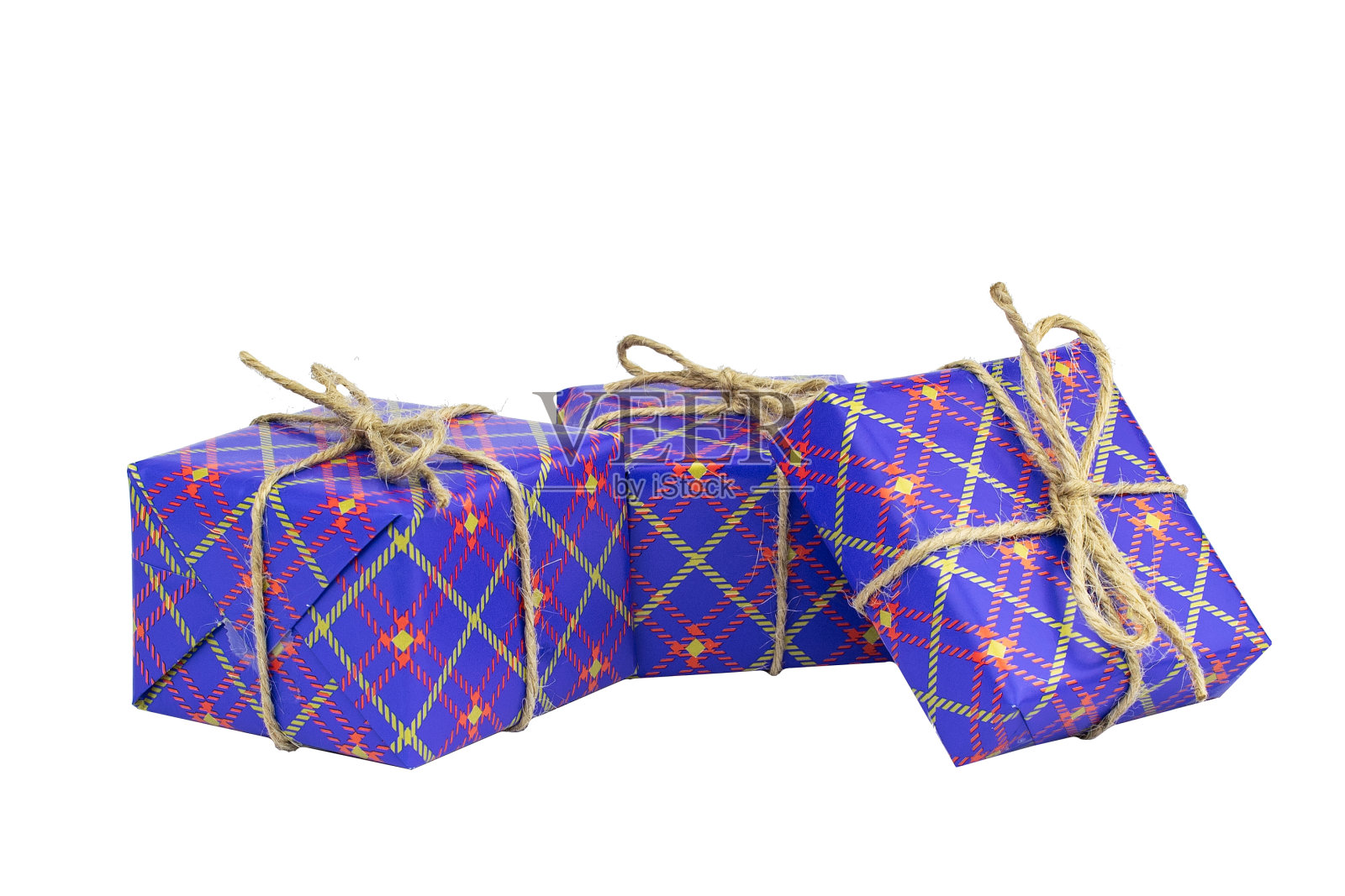 三盒礼物用喜庆的蓝色包装，白色背景。照片摄影图片