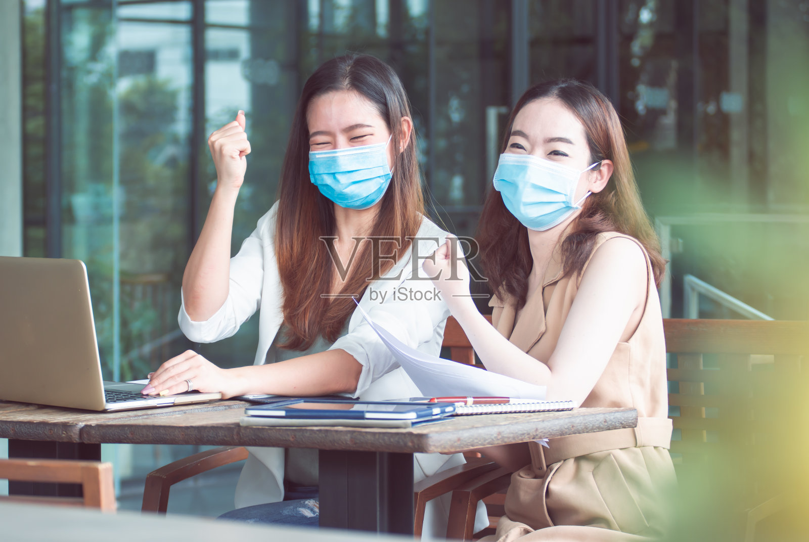 两个戴着面具的女人一起工作照片摄影图片