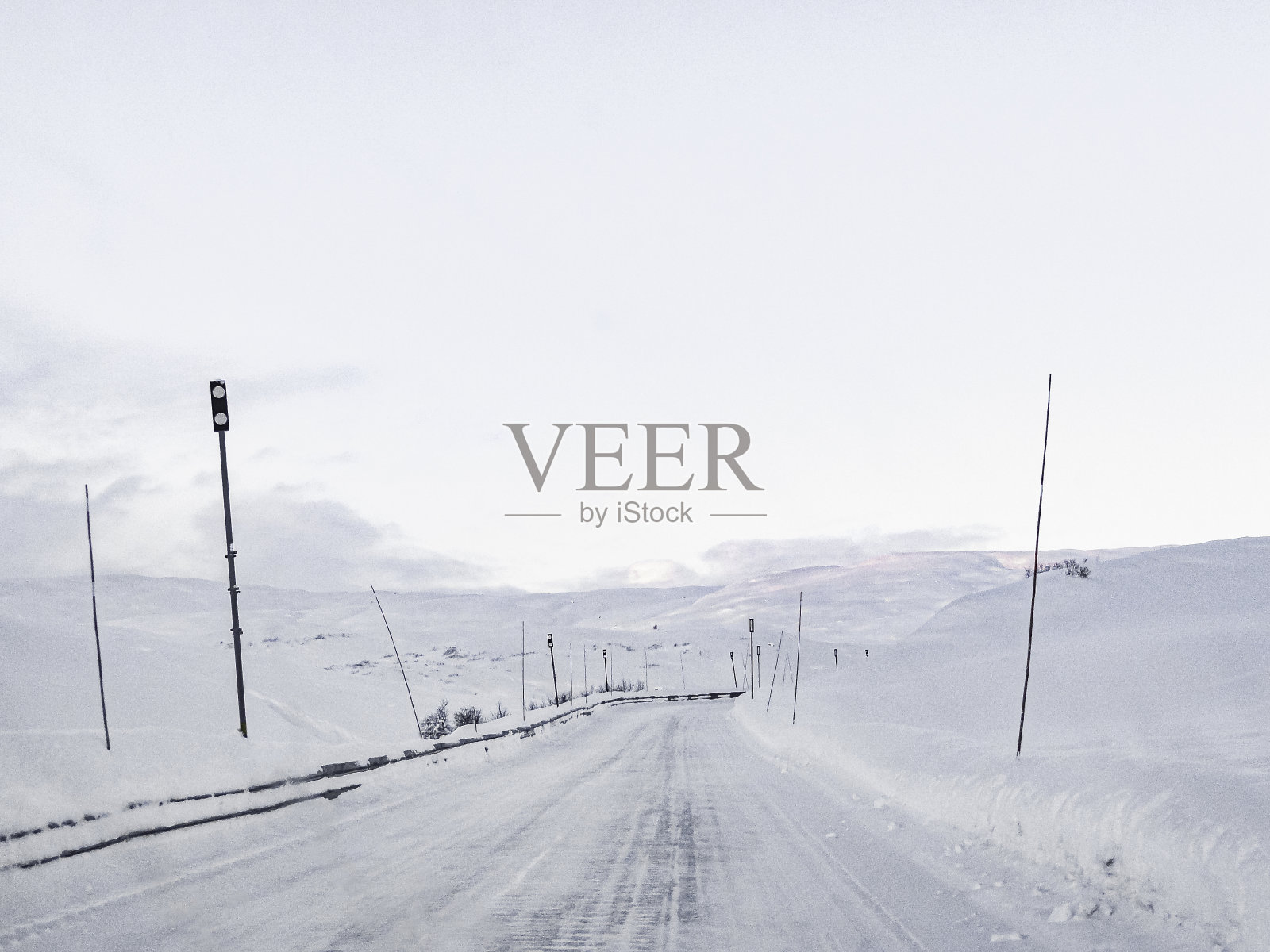 在挪威的雪道和风景中开车。照片摄影图片