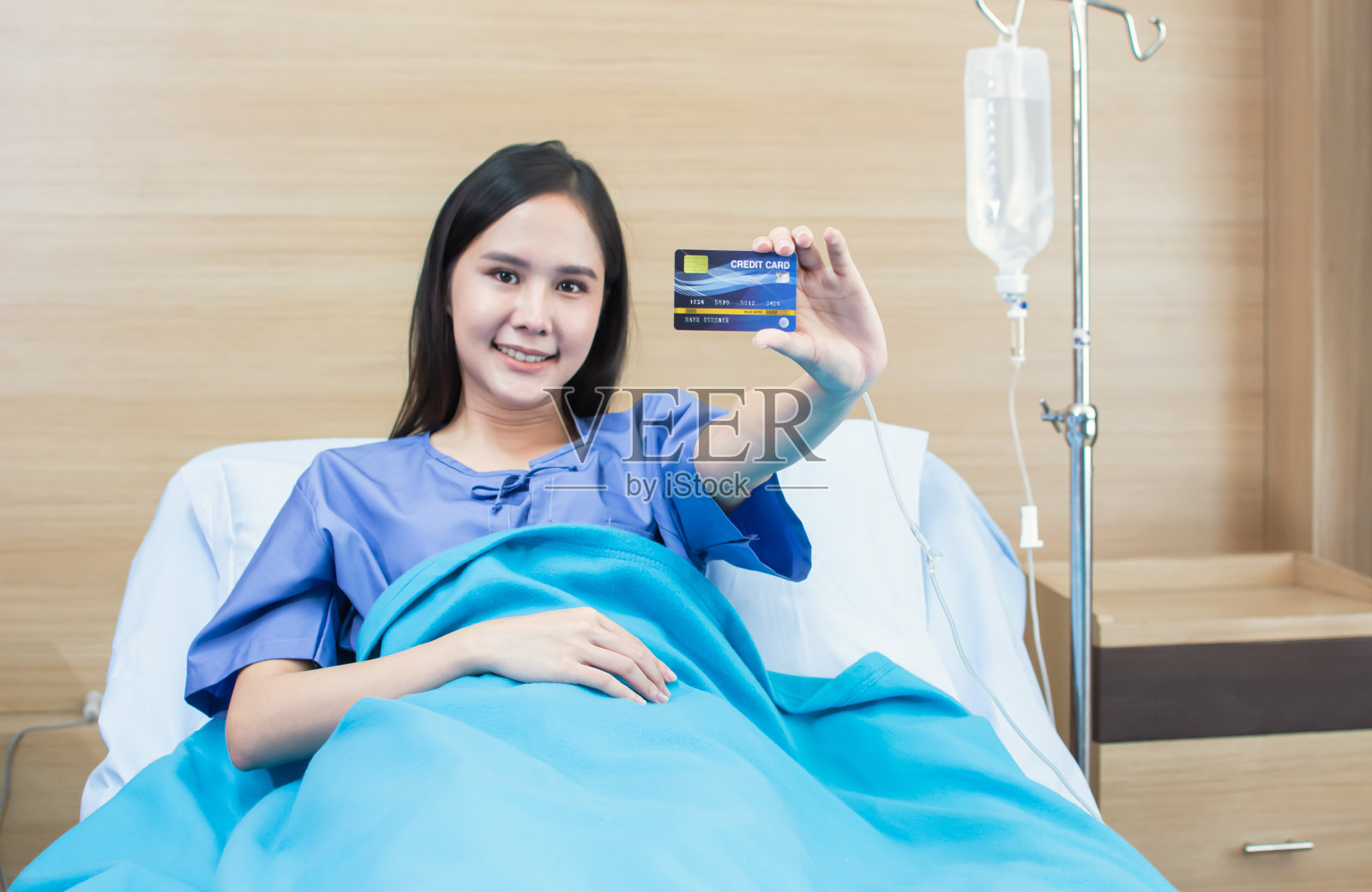 女病人住院时出示信用卡照片摄影图片