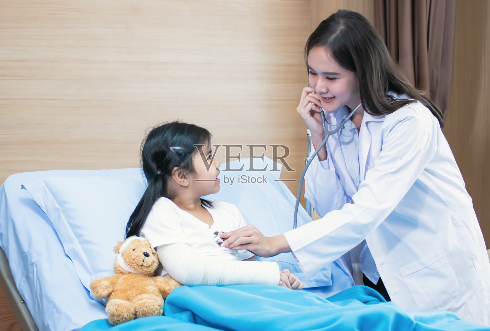 医生用听诊器检查小孩照片摄影图片