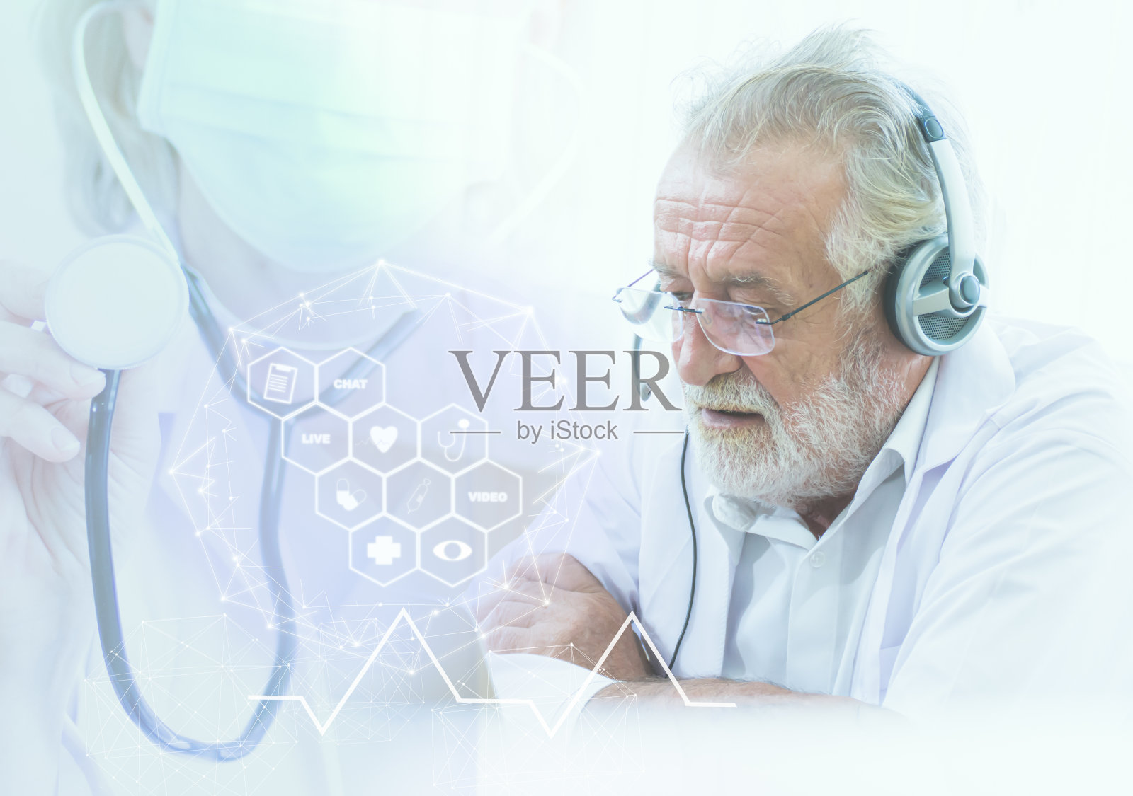 医生戴着耳机进行在线视频会议的双重曝光照片摄影图片