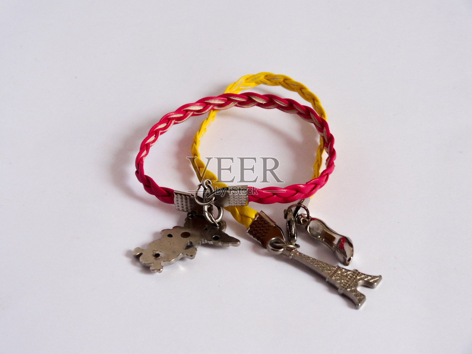 粉色手链，白色底色黄色布料照片摄影图片