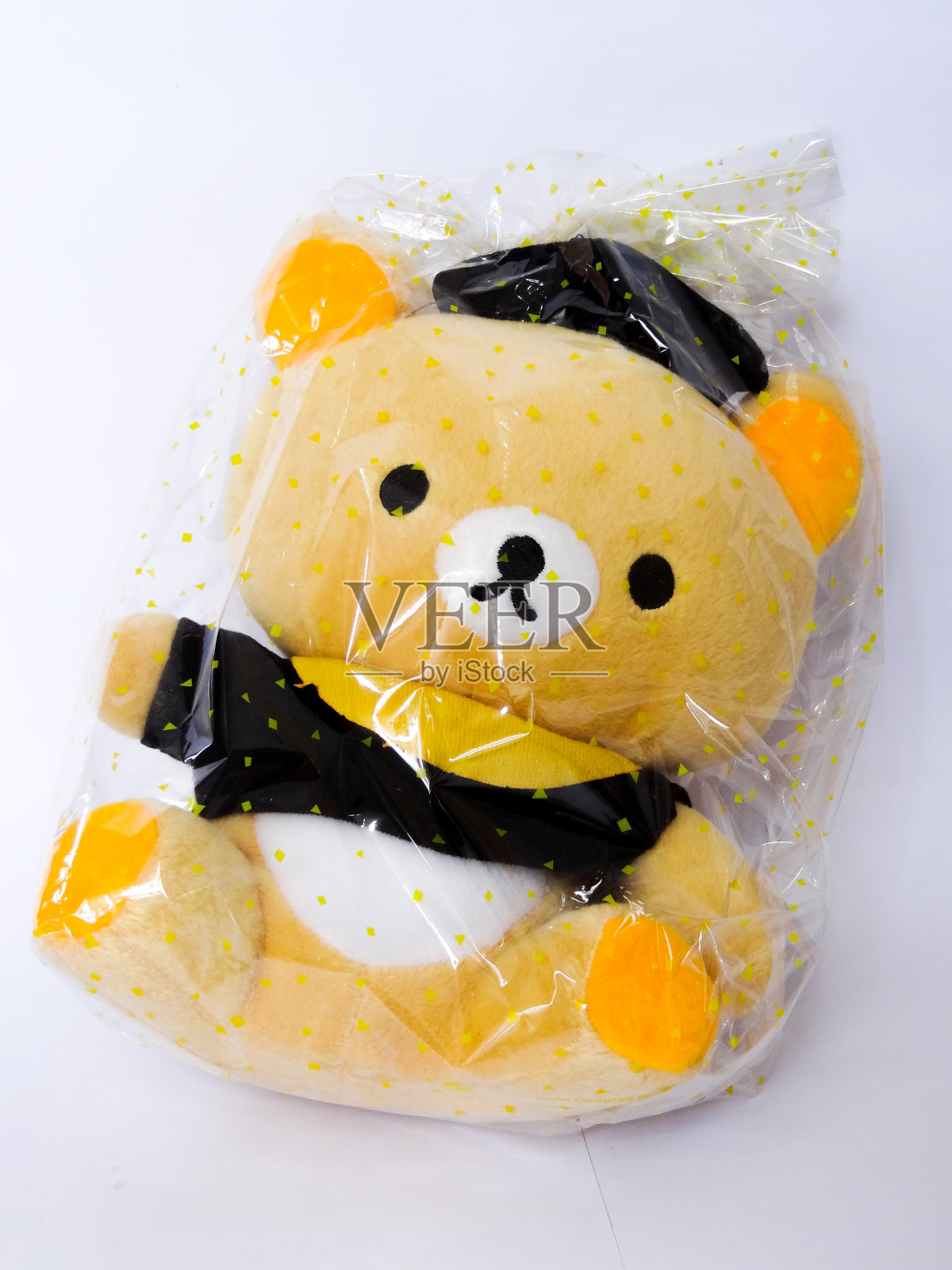 白色背景上的黄色玩偶和消毒瓶照片摄影图片