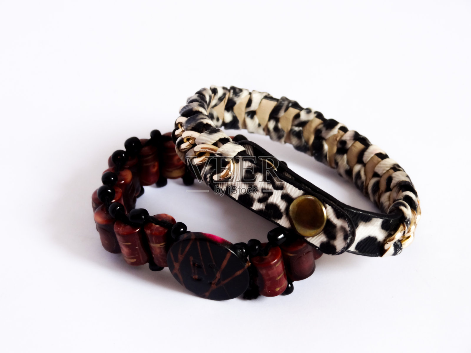 手镯在黄金，白色，木材在白色的背景照片摄影图片