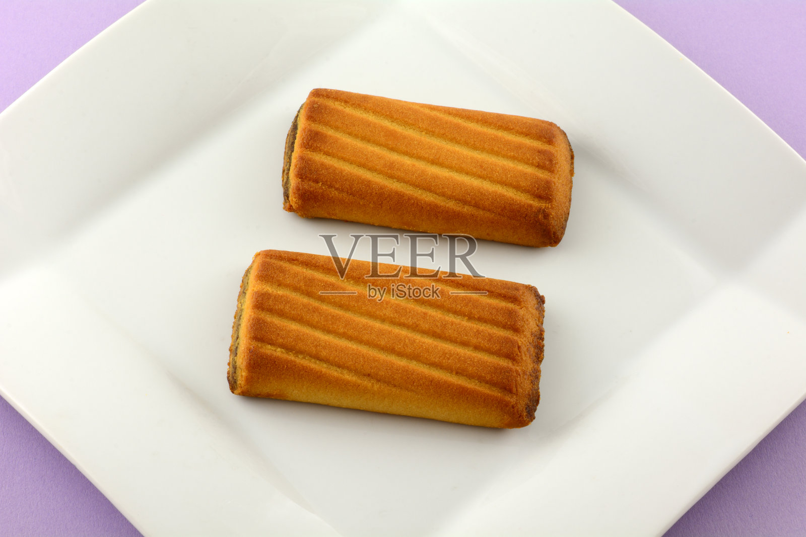 两个枣馅饼干照片摄影图片