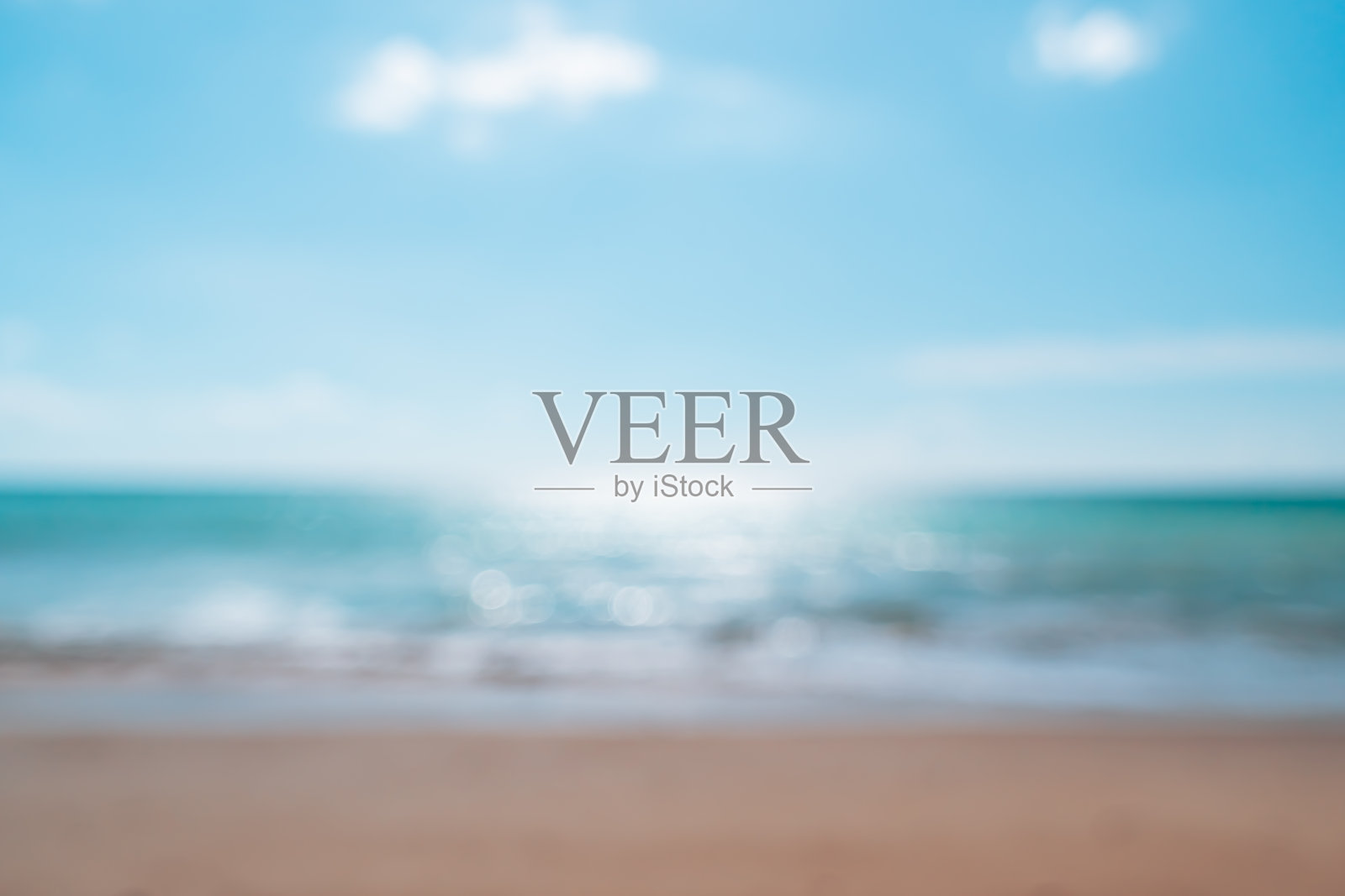 模糊的夏日散景海滩与阳光和蓝天背景。照片摄影图片