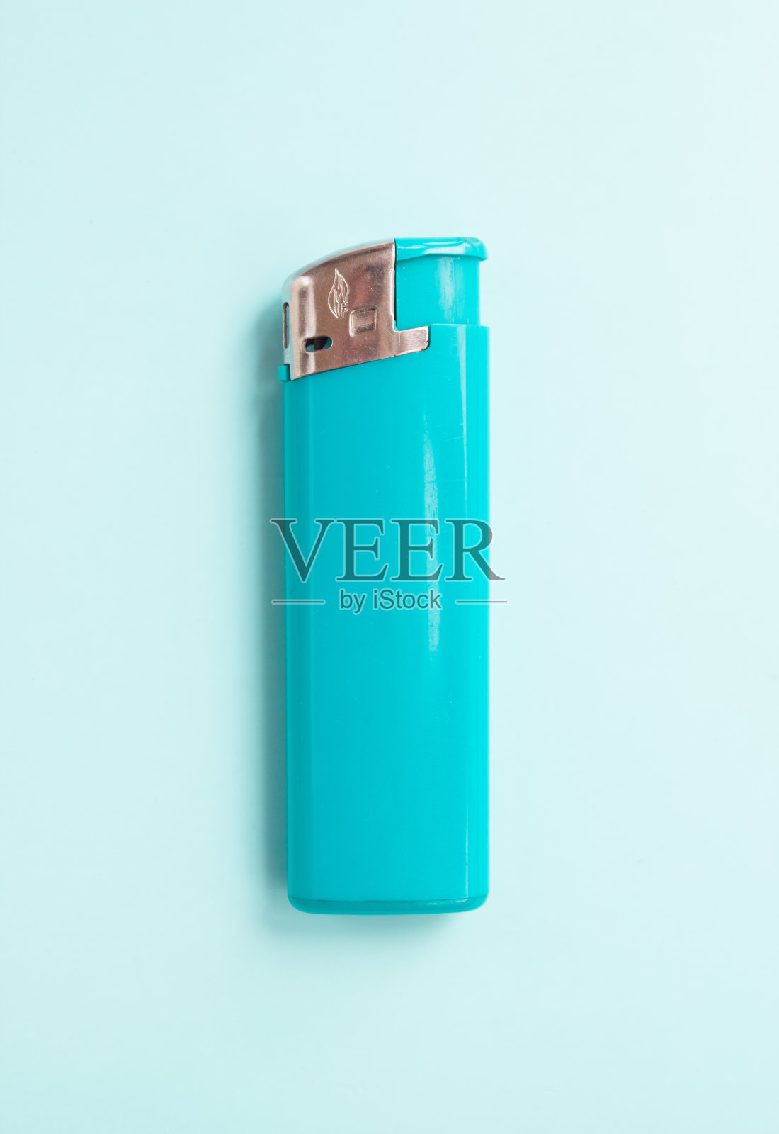 一个绿松石打火机在明亮的背景和复制空间。吸烟的概念照片摄影图片