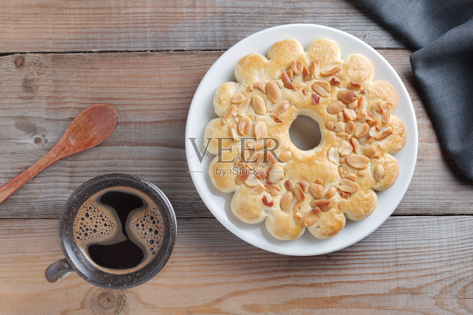 脆饼配坚果和咖啡照片摄影图片
