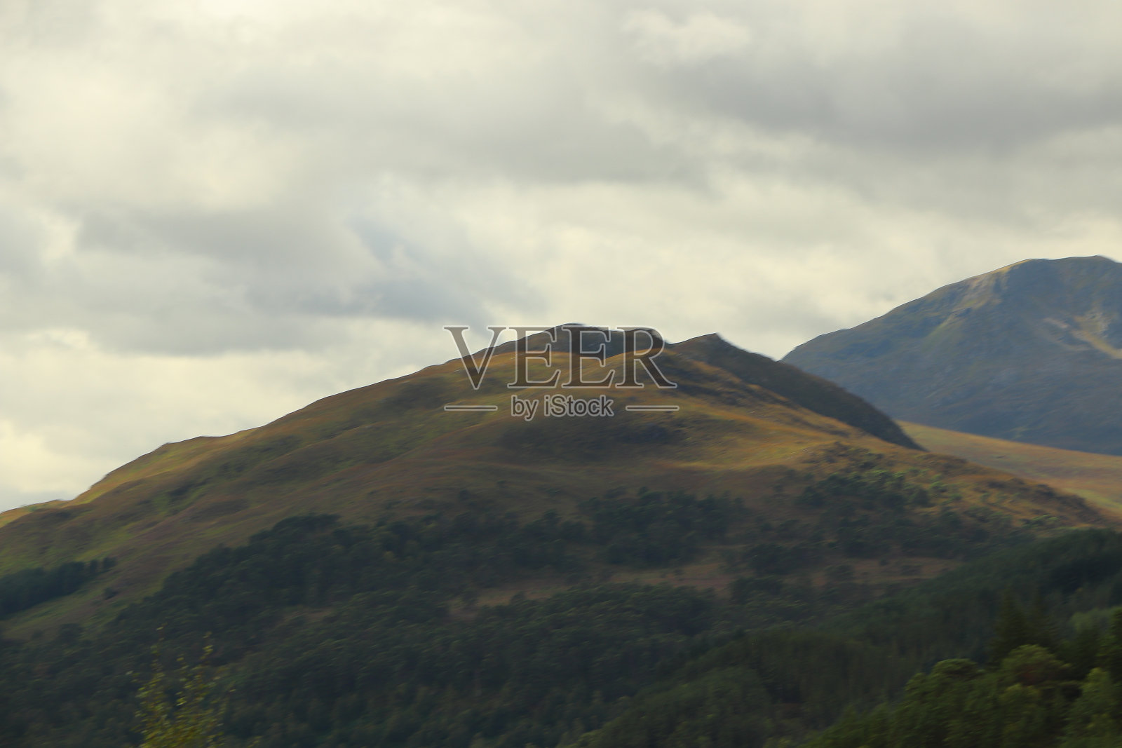 俯瞰苏格兰的峡谷和山谷照片摄影图片