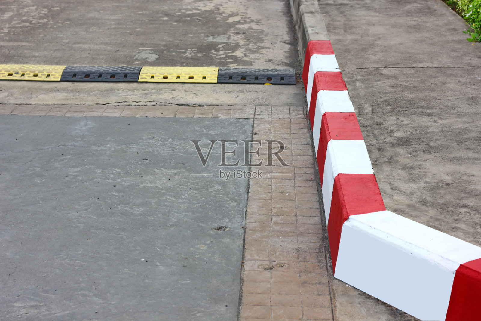 白色和红色的人行道，禁止停车，旁边的交通标志照片摄影图片