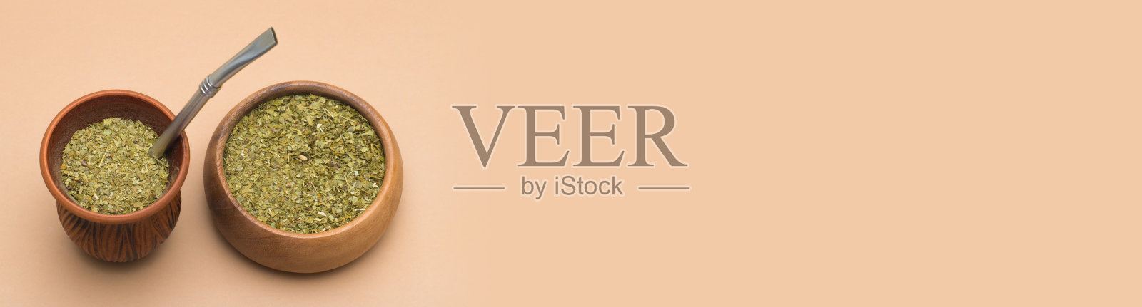 米色背景木碗，葫芦里的马黛茶。概念横幅拷贝空间照片摄影图片