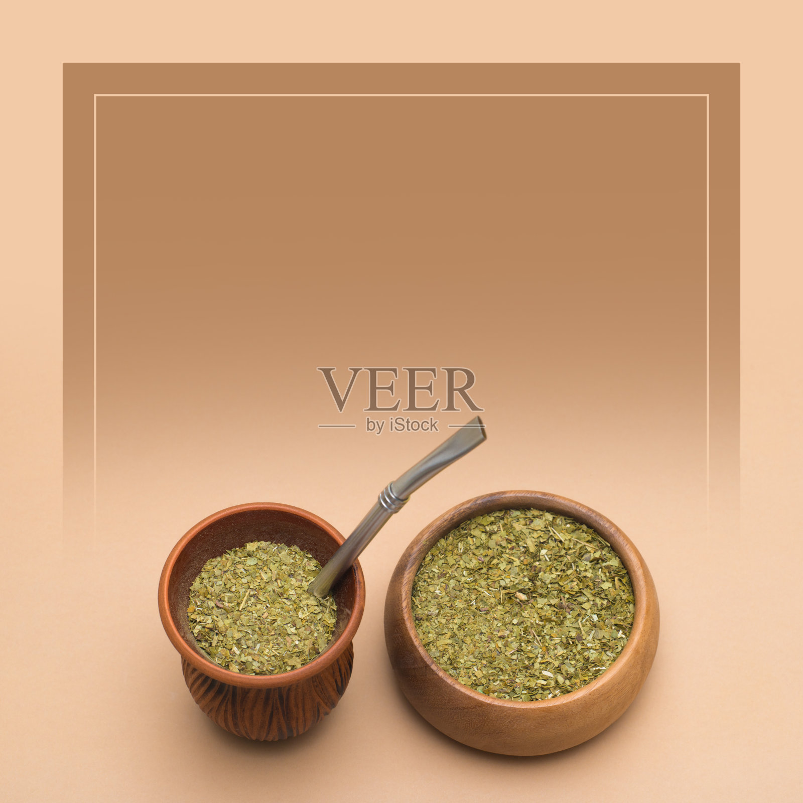 米色背景木碗，葫芦里的马黛茶。广场概念横幅复制空间照片摄影图片