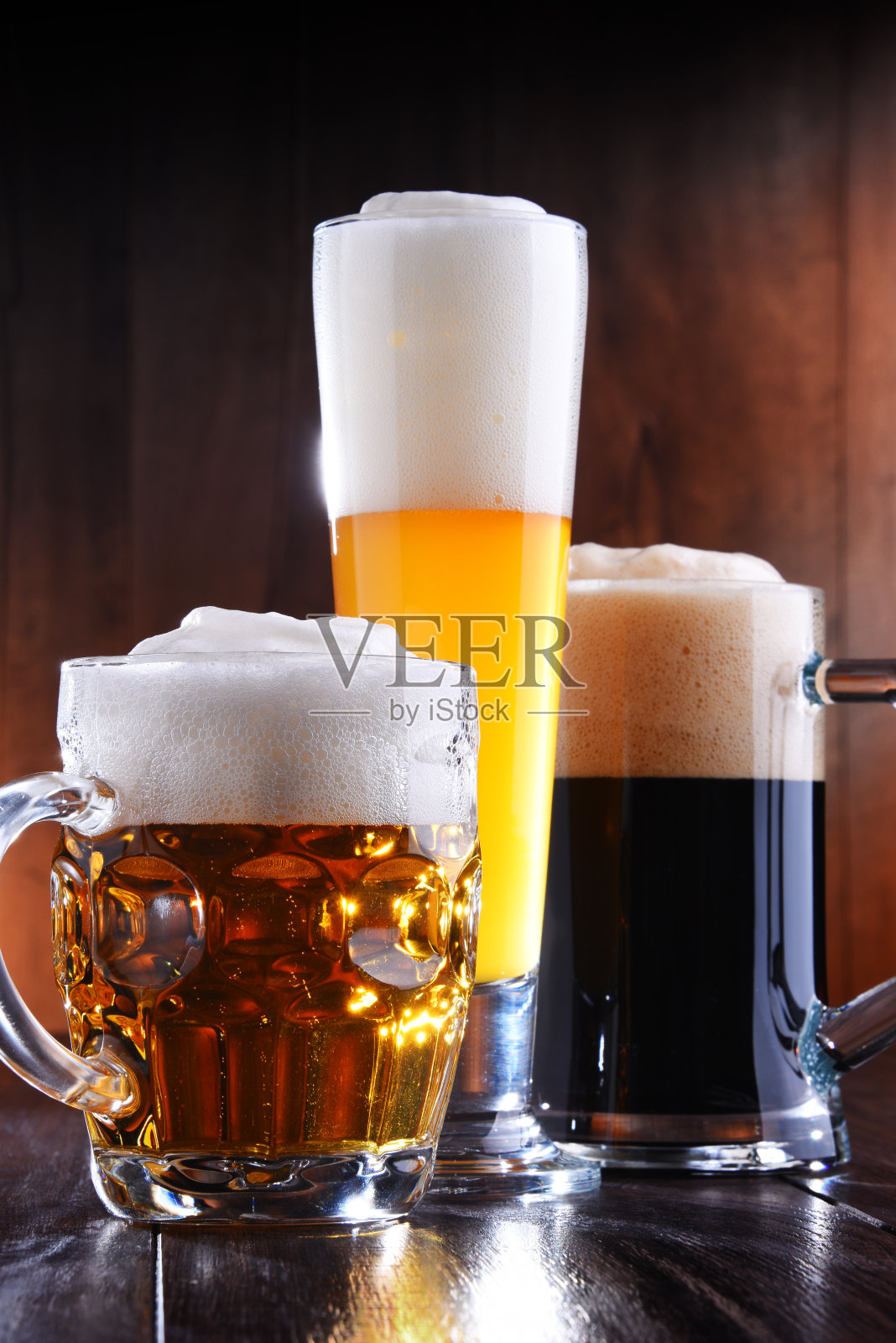 与各种啤酒杯组成照片摄影图片